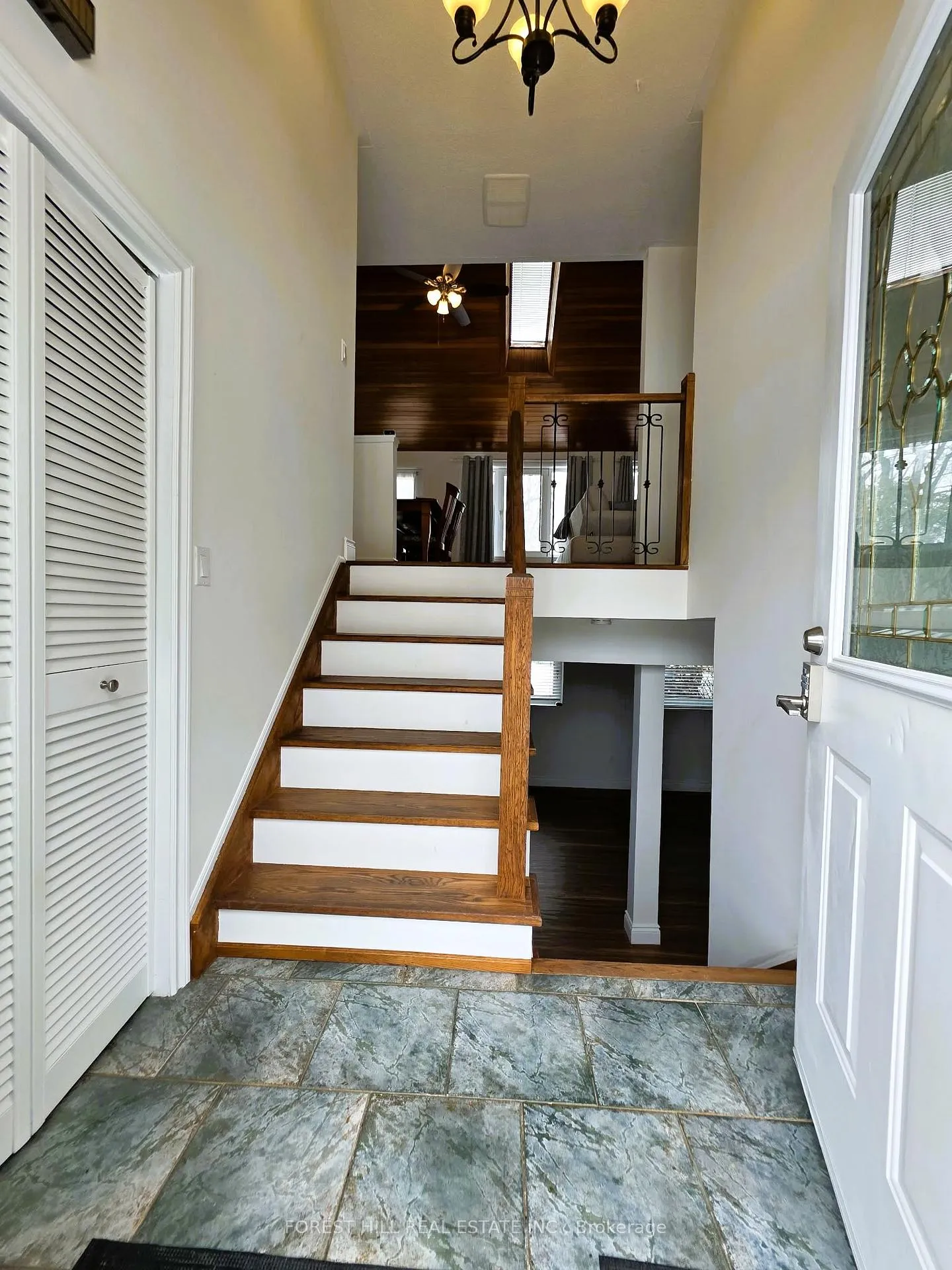 Photo 2 of 859 Lakeshore Road E, Oro-Medonte, Rural Oro-Medonte — HOMEH