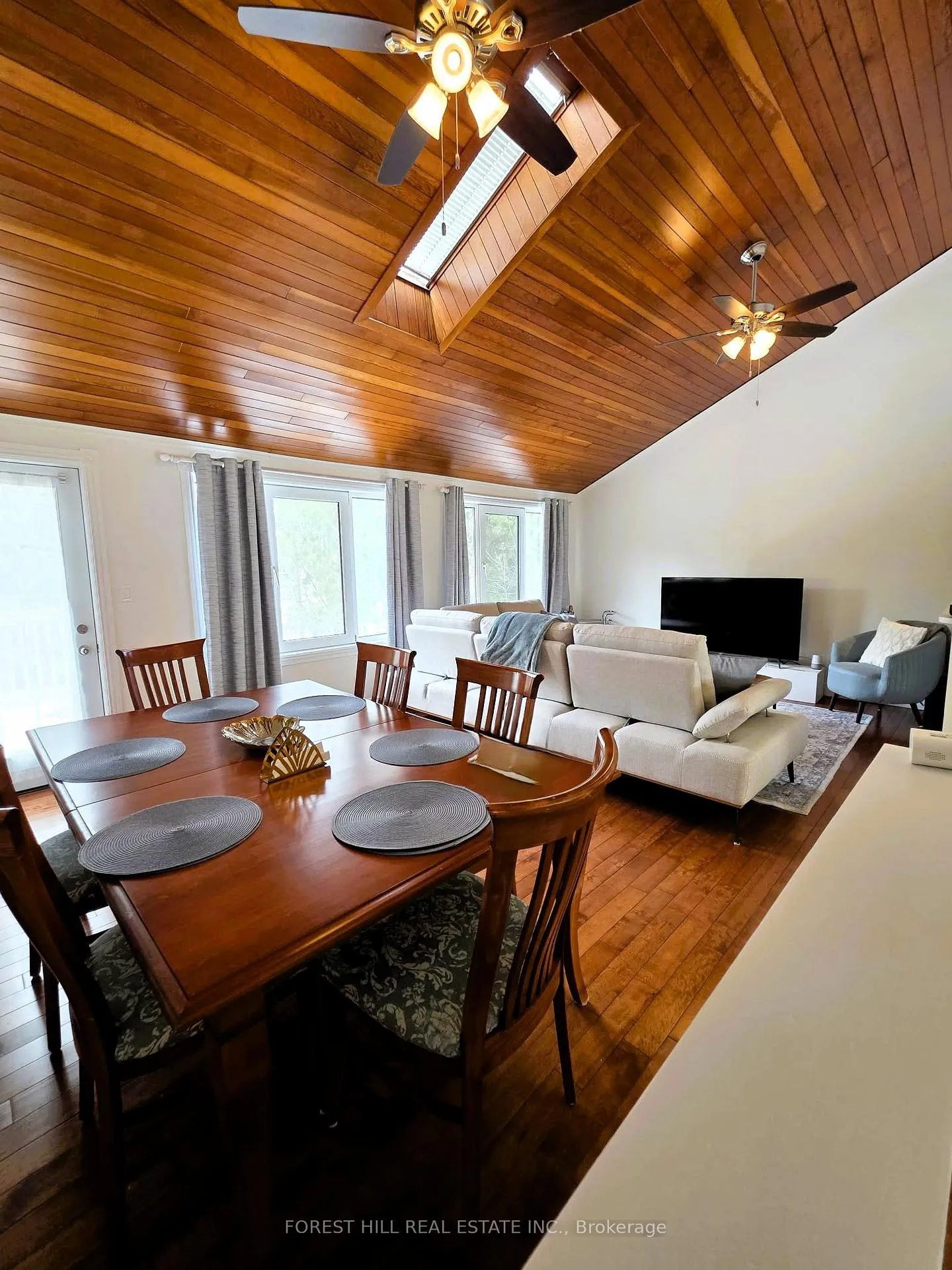 Photo of 859 Lakeshore Road E