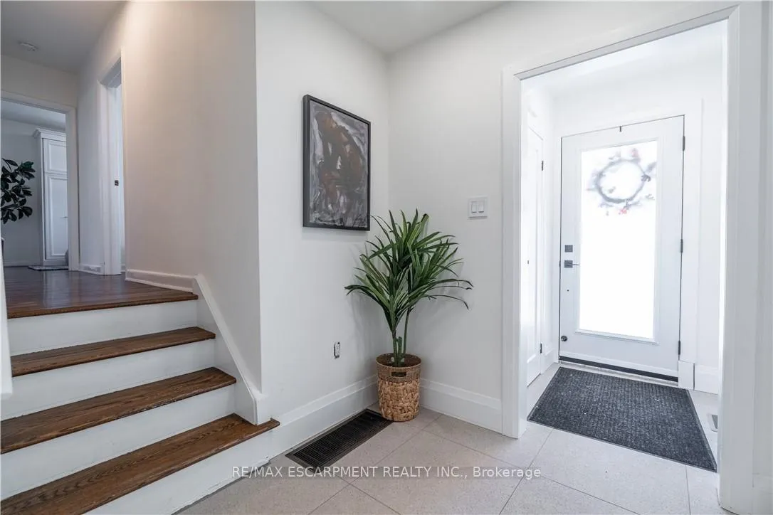 Photo 3 of 7 Glenmorris Drive, Hamilton, Dundas — HOMEH