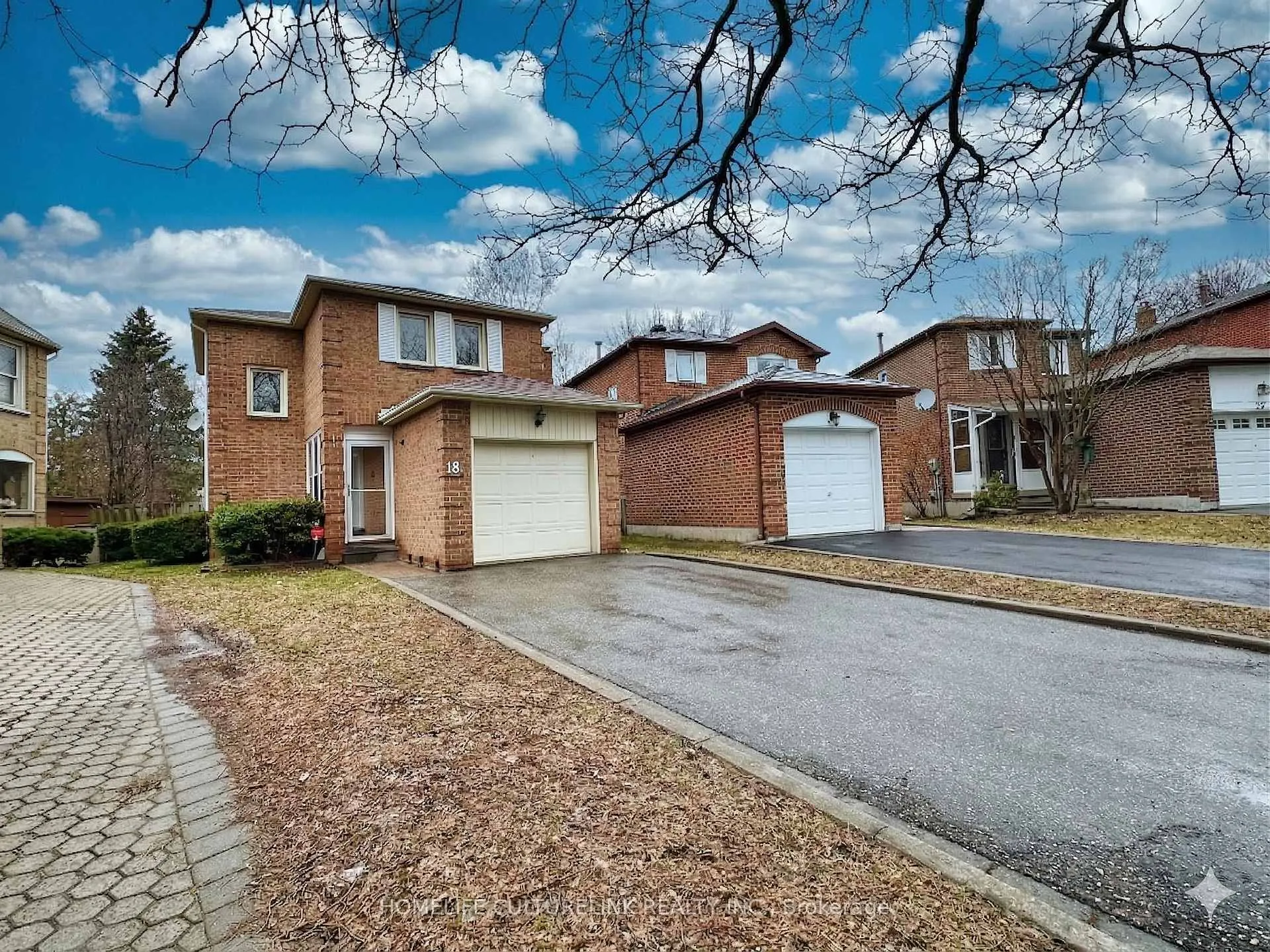 Photo 2 of 18 Eugenia Court, Markham, Markville — HOMEH