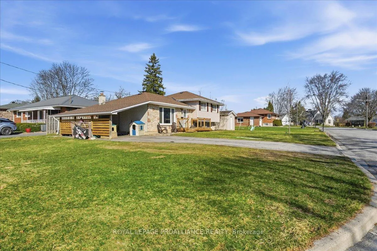 Photo 3 of 24 Melrose Crescent, Belleville, Belleville Ward — HOMEH