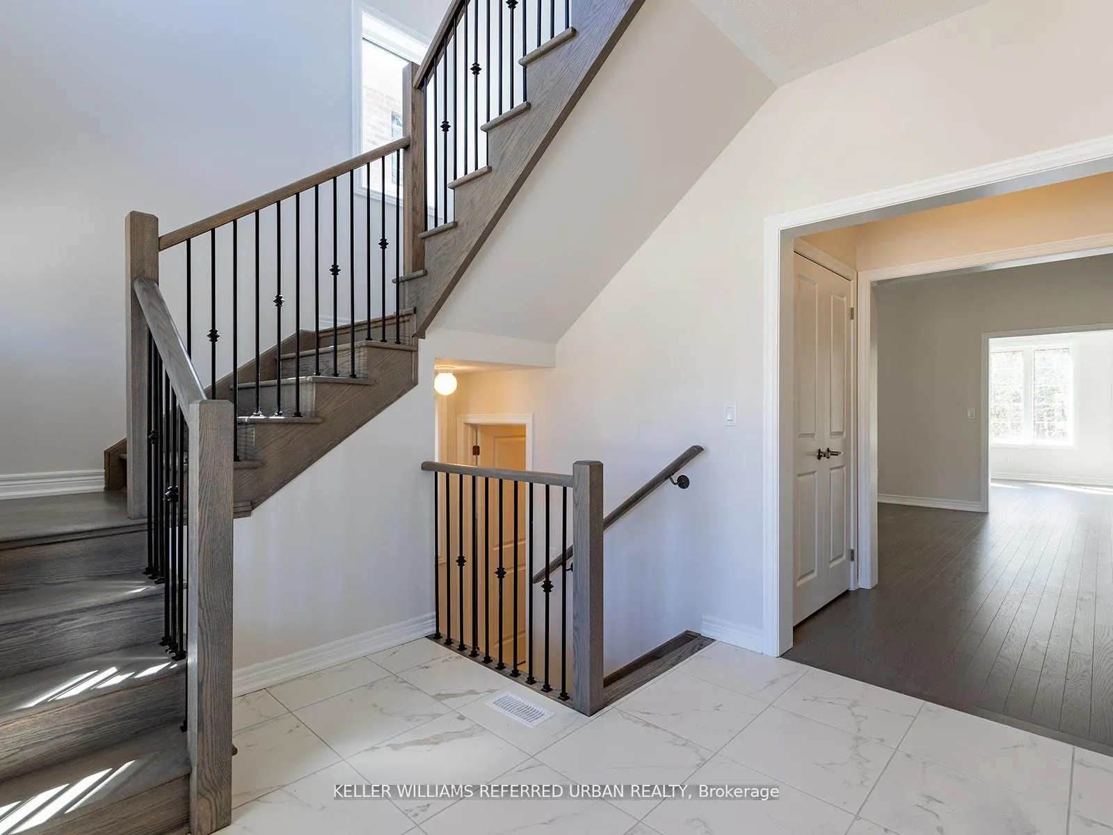 Photo 4 of 1470 Davis Loop Circle, Innisfil, Lefroy — HOMEH