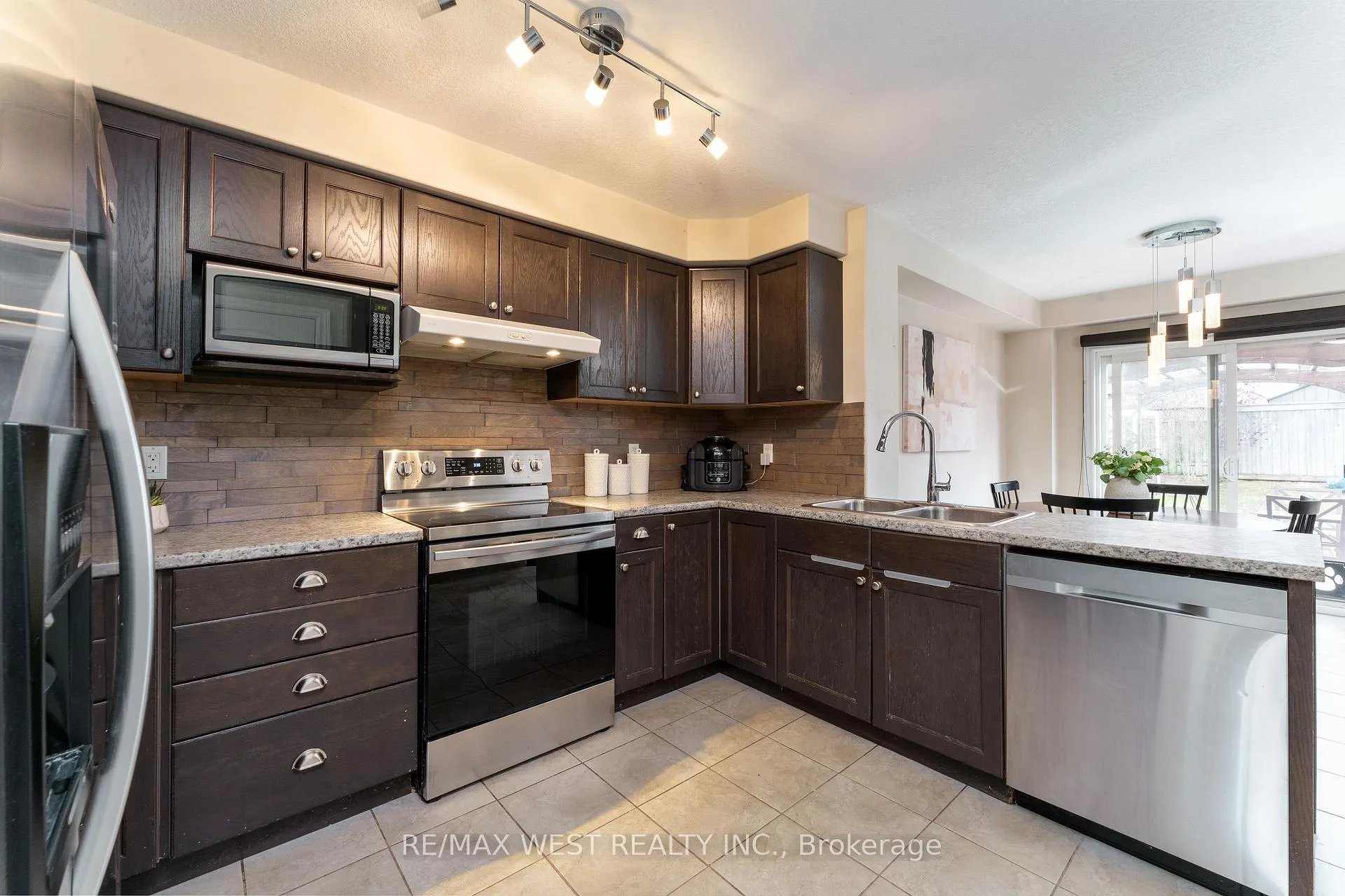 Photo 8 of 110 Banting Crescent, Essa, Angus — HOMEH