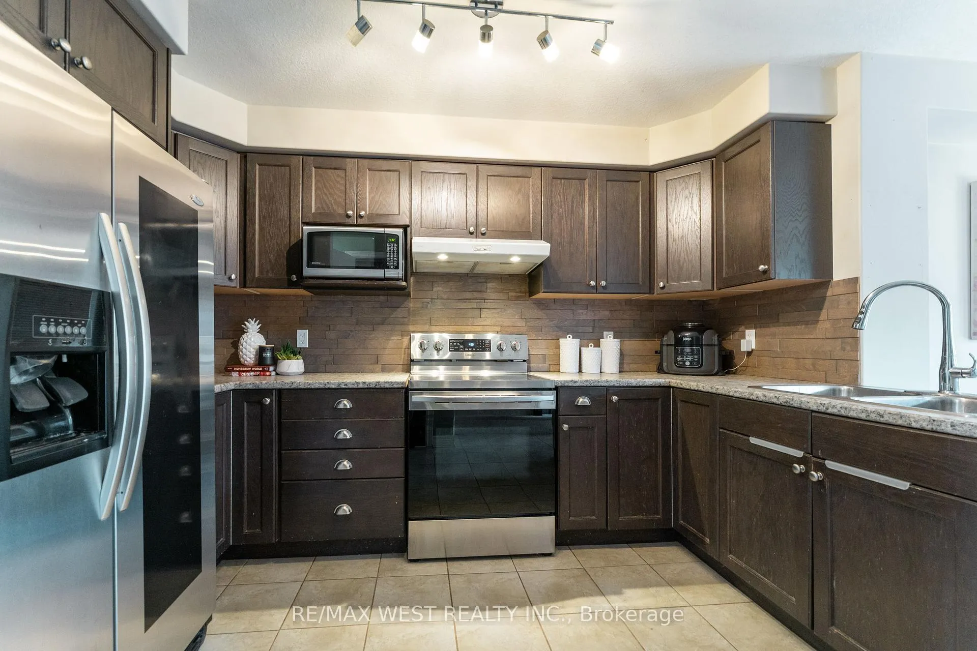 Photo 16 of 110 Banting Crescent, Essa, Angus — HOMEH