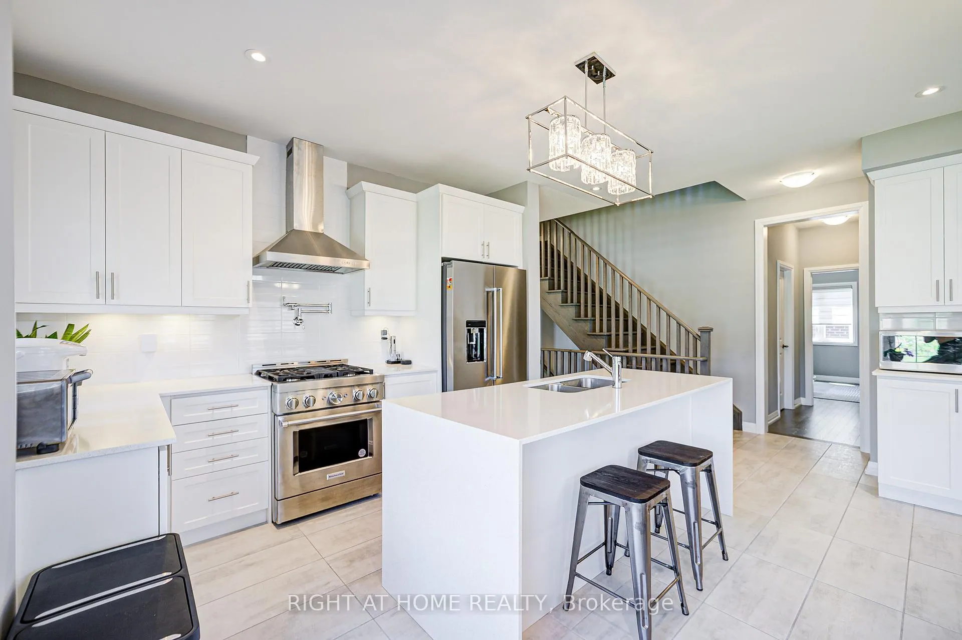 Photo 8 of 42 Waterbury Crescent, Scugog, Port Perry — HOMEH