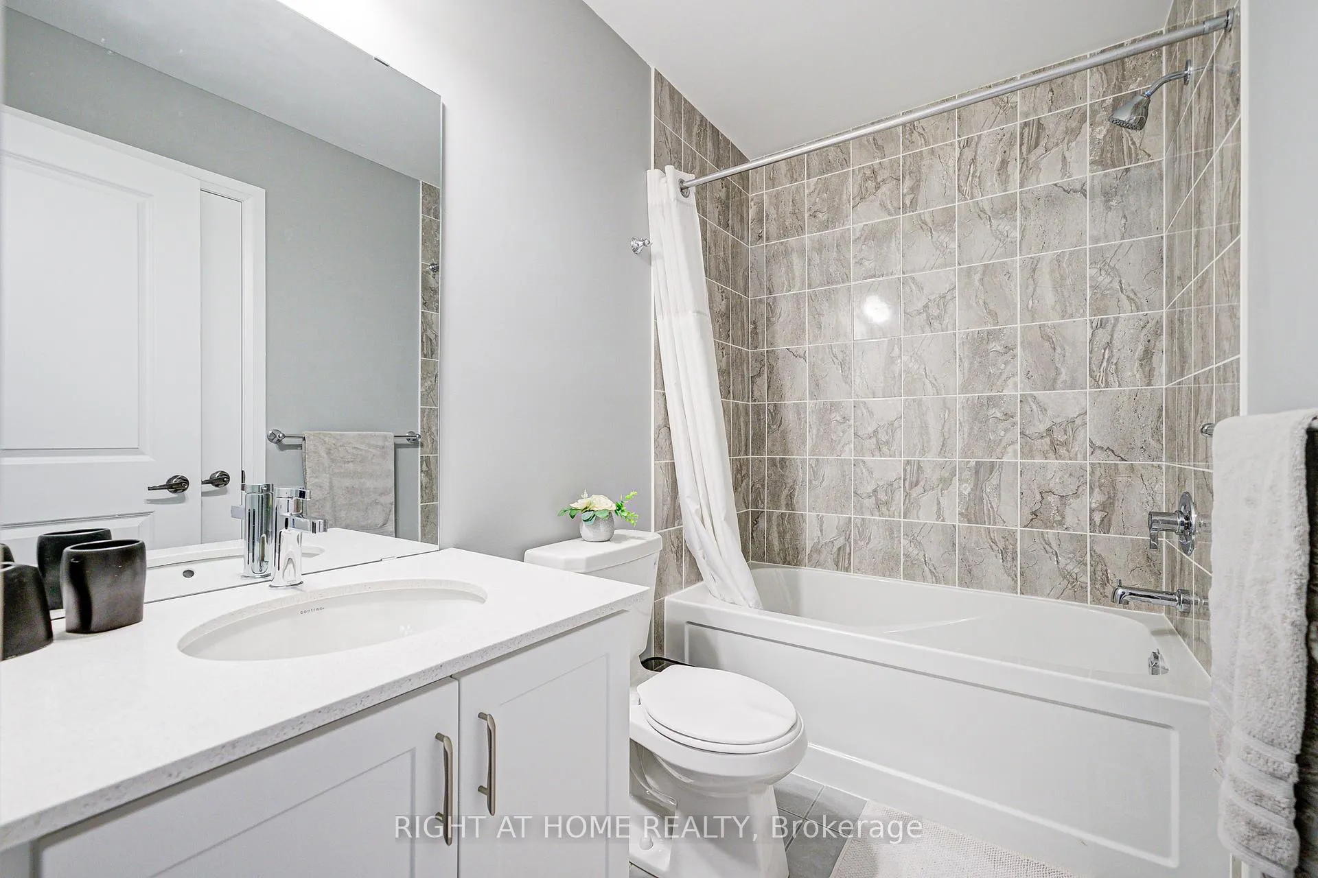 Photo 32 of 42 Waterbury Crescent, Scugog, Port Perry — HOMEH