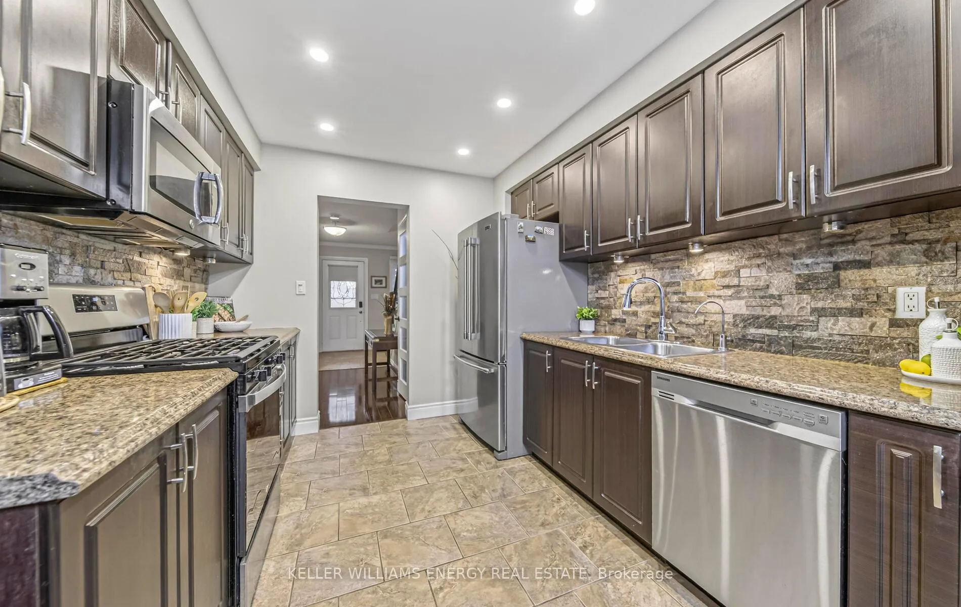 Photo 16 of 112 Champine Square, Clarington, Bowmanville — HOMEH