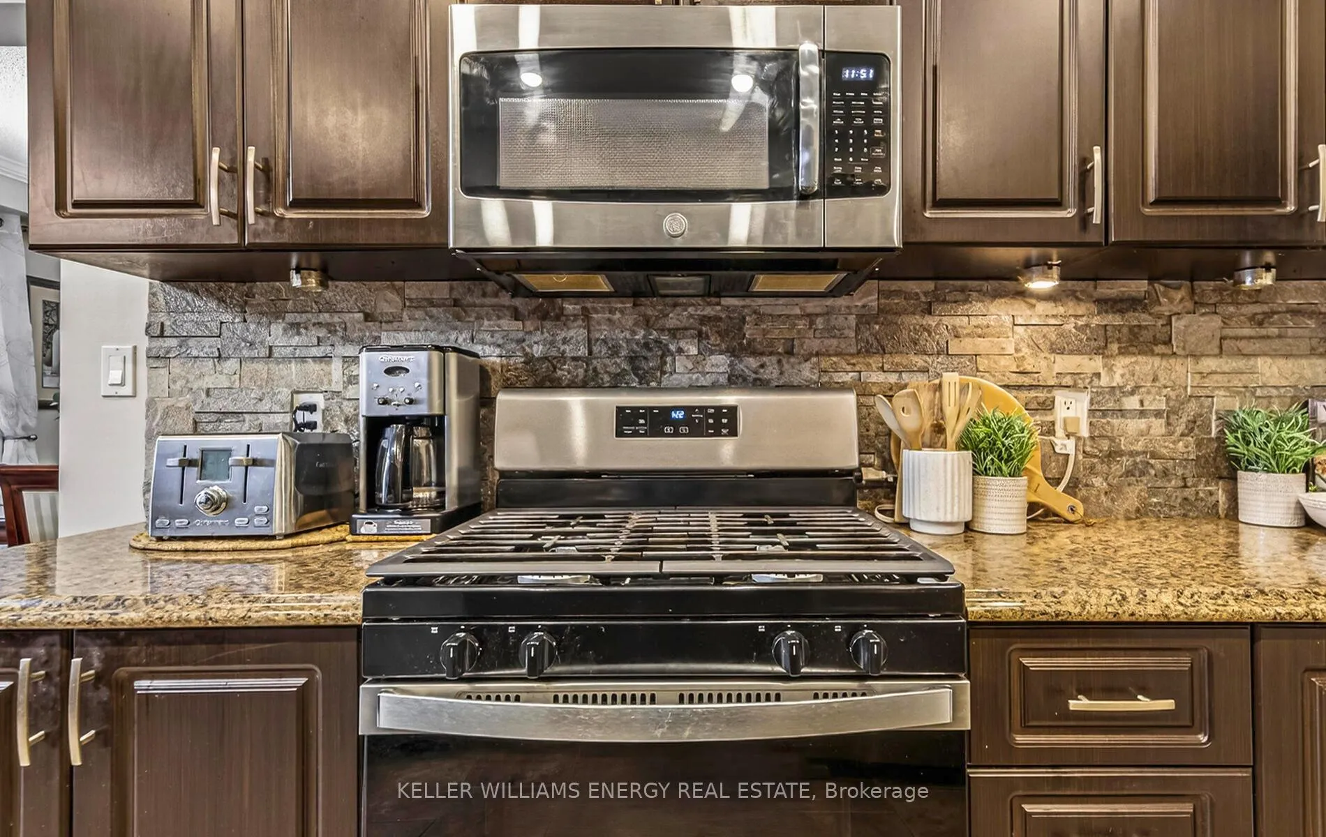Photo 18 of 112 Champine Square, Clarington, Bowmanville — HOMEH