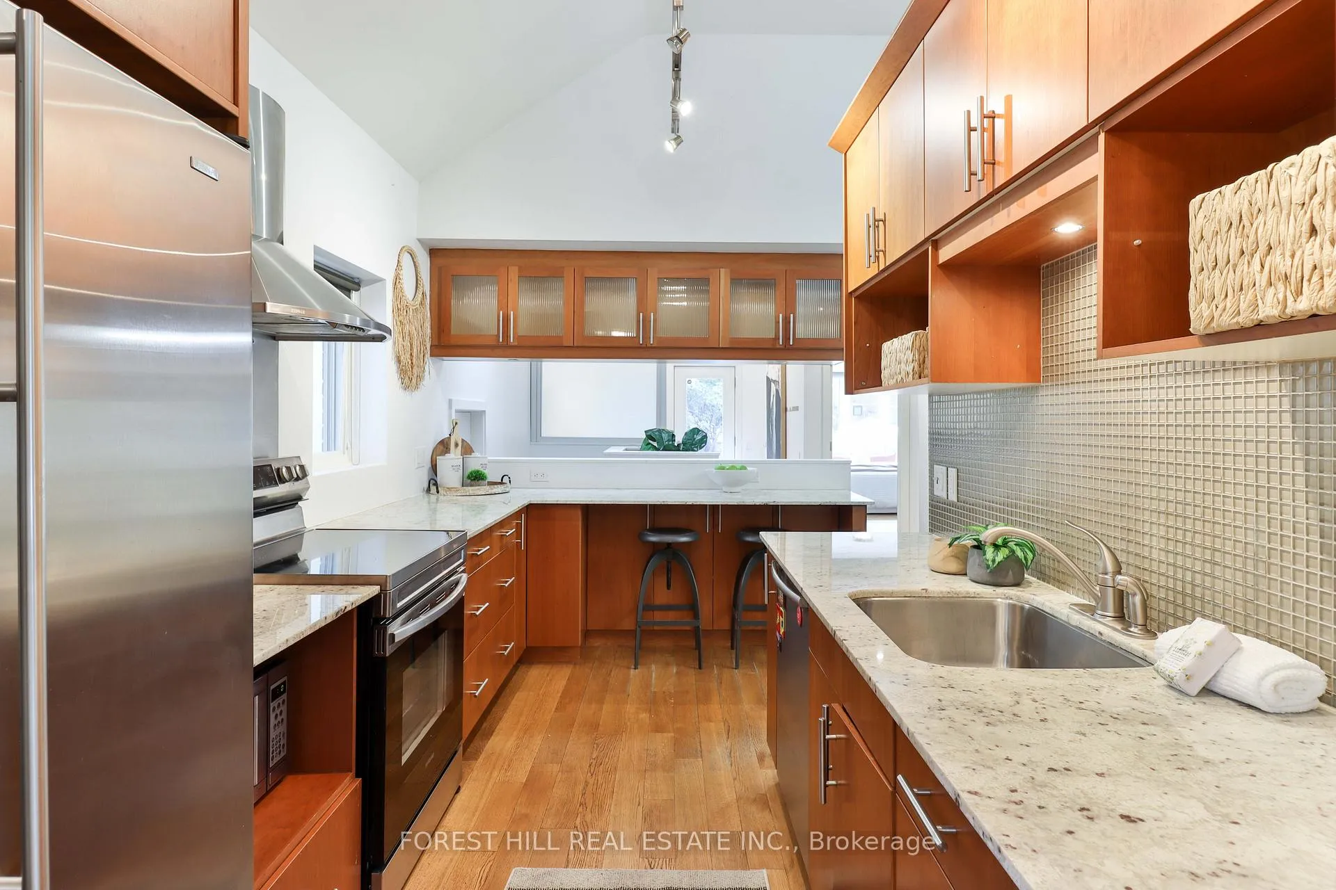 Photo 5 of 22 Whitewood Road, Toronto, Mount Pleasant East — HOMEH