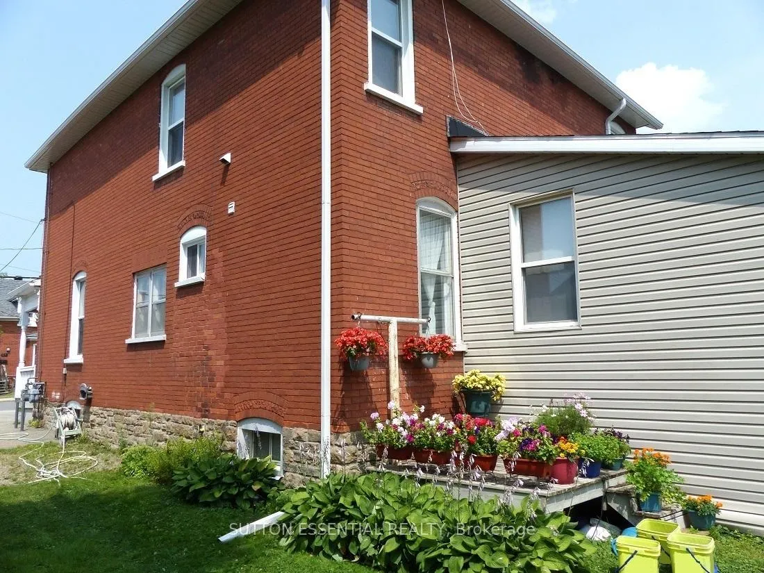 Photo 4 of 71 Russell Street E, Smiths Falls — HOMEH