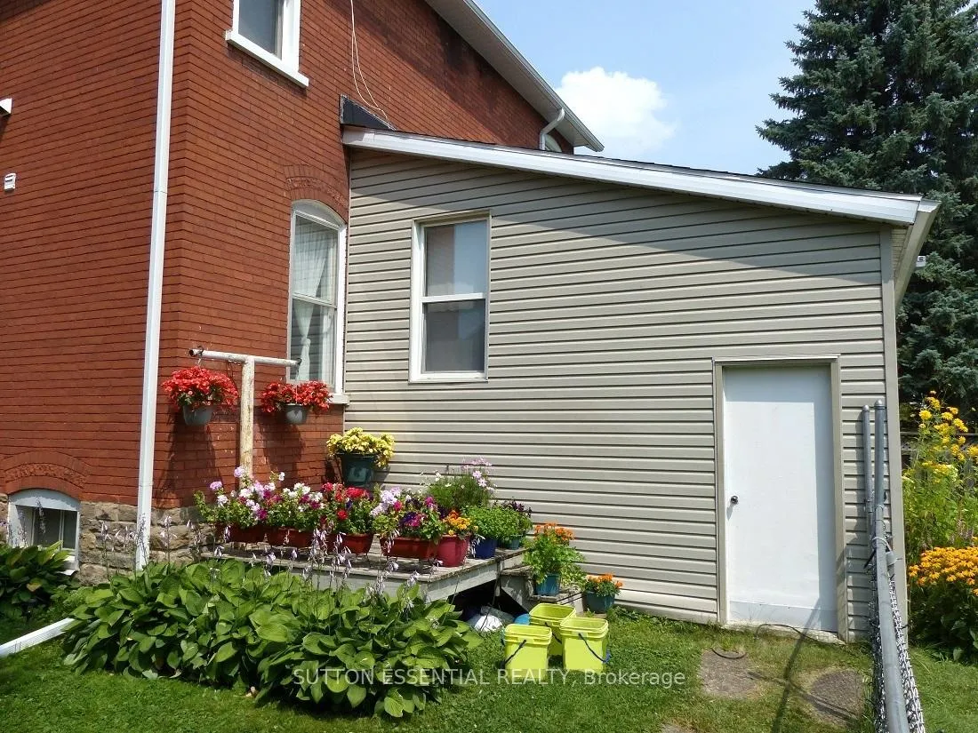 Photo 5 of 71 Russell Street E, Smiths Falls — HOMEH