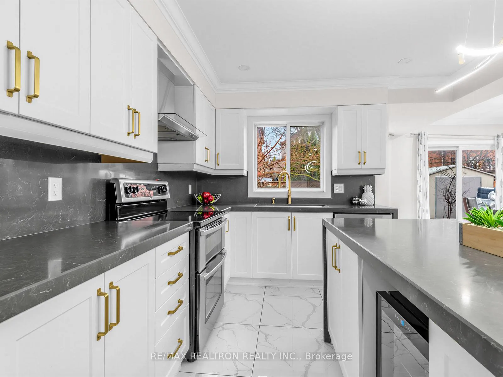 Photo 5 of 52 Loon Avenue, Barrie, Painswick South — HOMEH