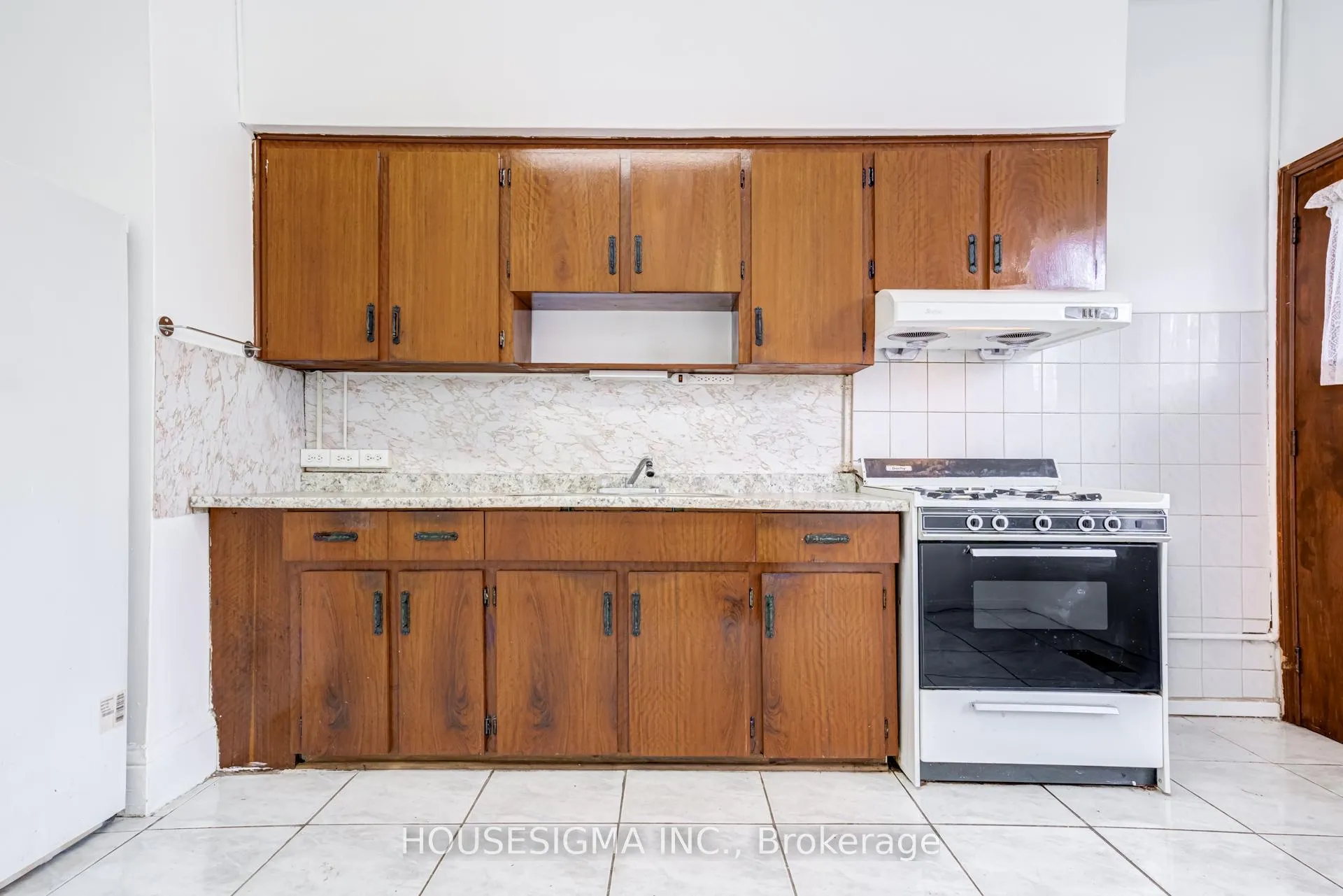 Photo 11 of 726 Adelaide Street W, Toronto, Niagara — HOMEH