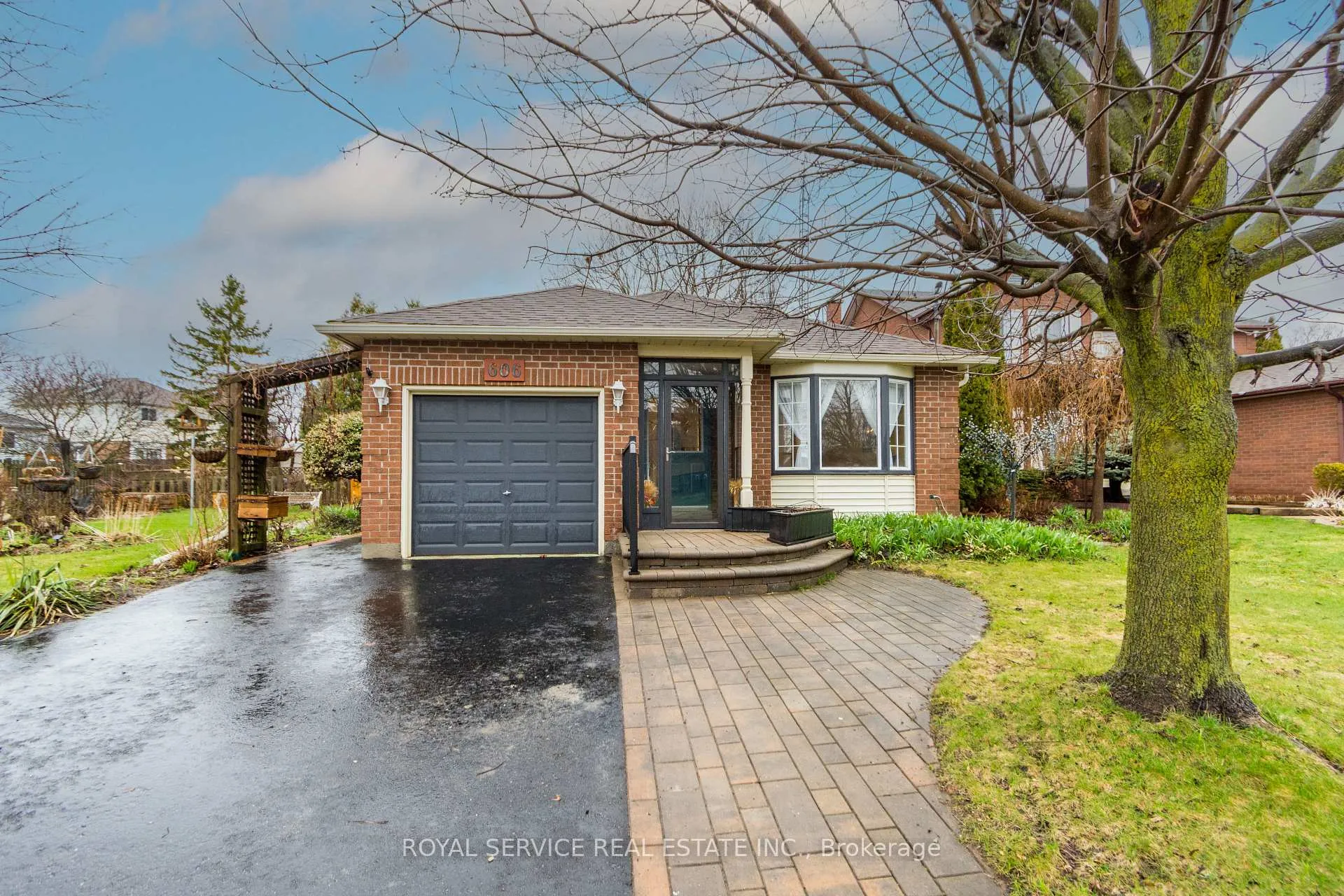 Photo 1 of 606 Carlsle Street, Cobourg — HOMEH