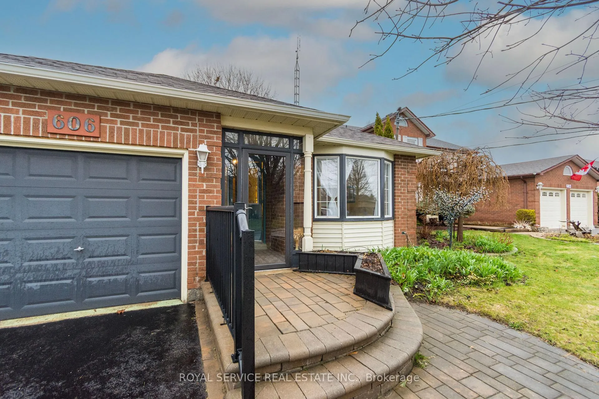 Photo 2 of 606 Carlsle Street, Cobourg — HOMEH