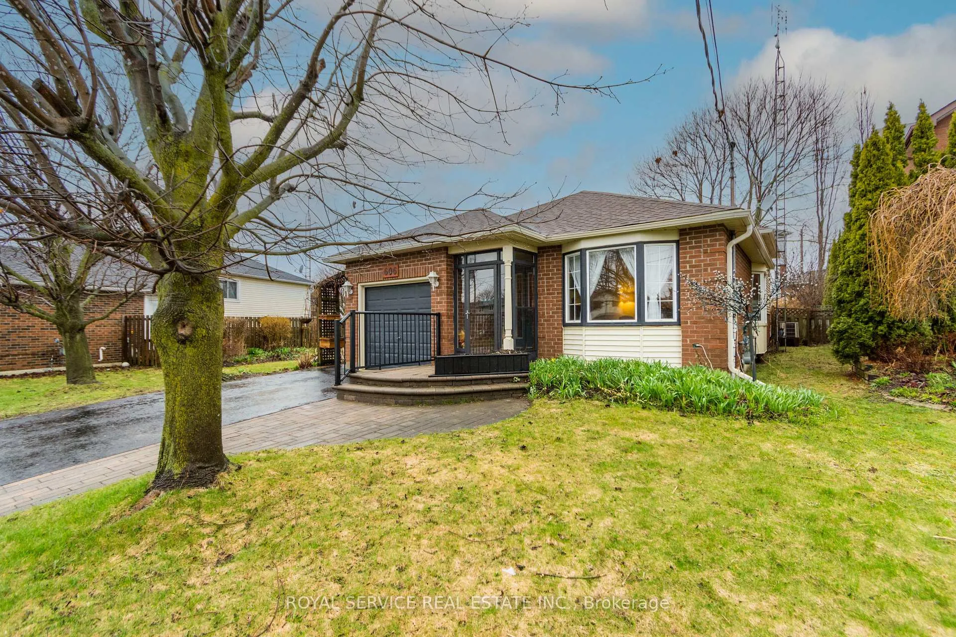 Photo 3 of 606 Carlsle Street, Cobourg — HOMEH