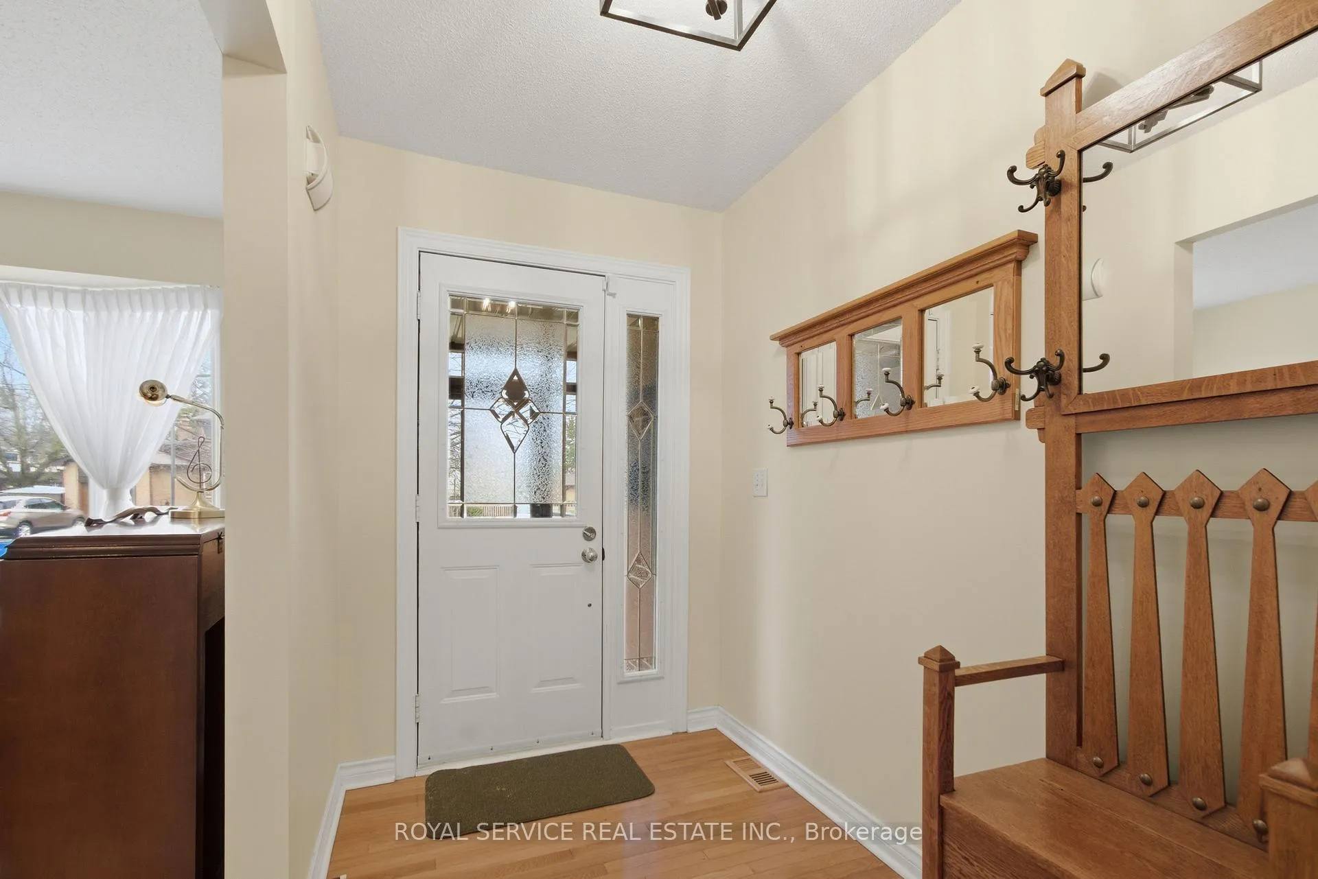 Photo 5 of 606 Carlsle Street, Cobourg — HOMEH