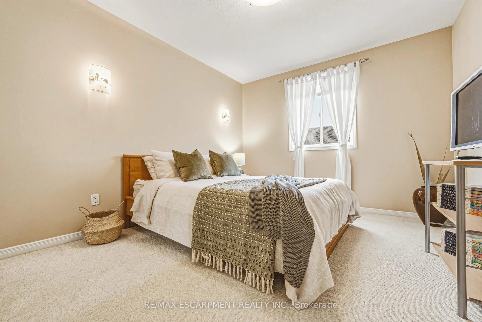 Photo 21 of 228 Holbeach Crescent, Waterloo — HOMEH