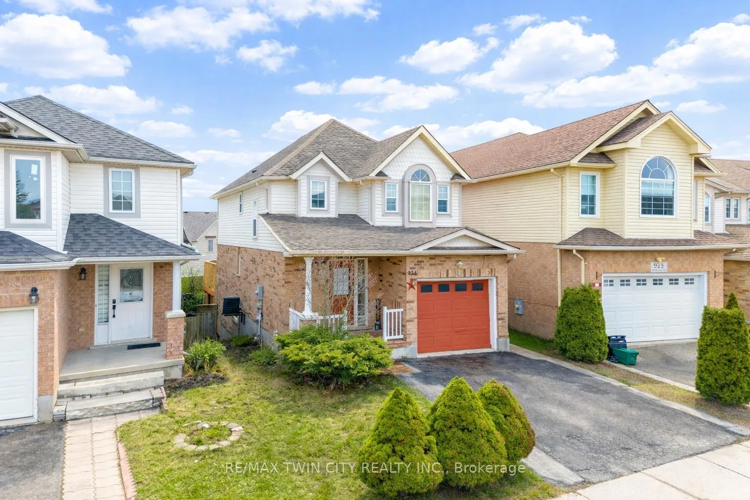 Photo 2 of 924 Copper Leaf Crescent, Kitchener — HOMEH