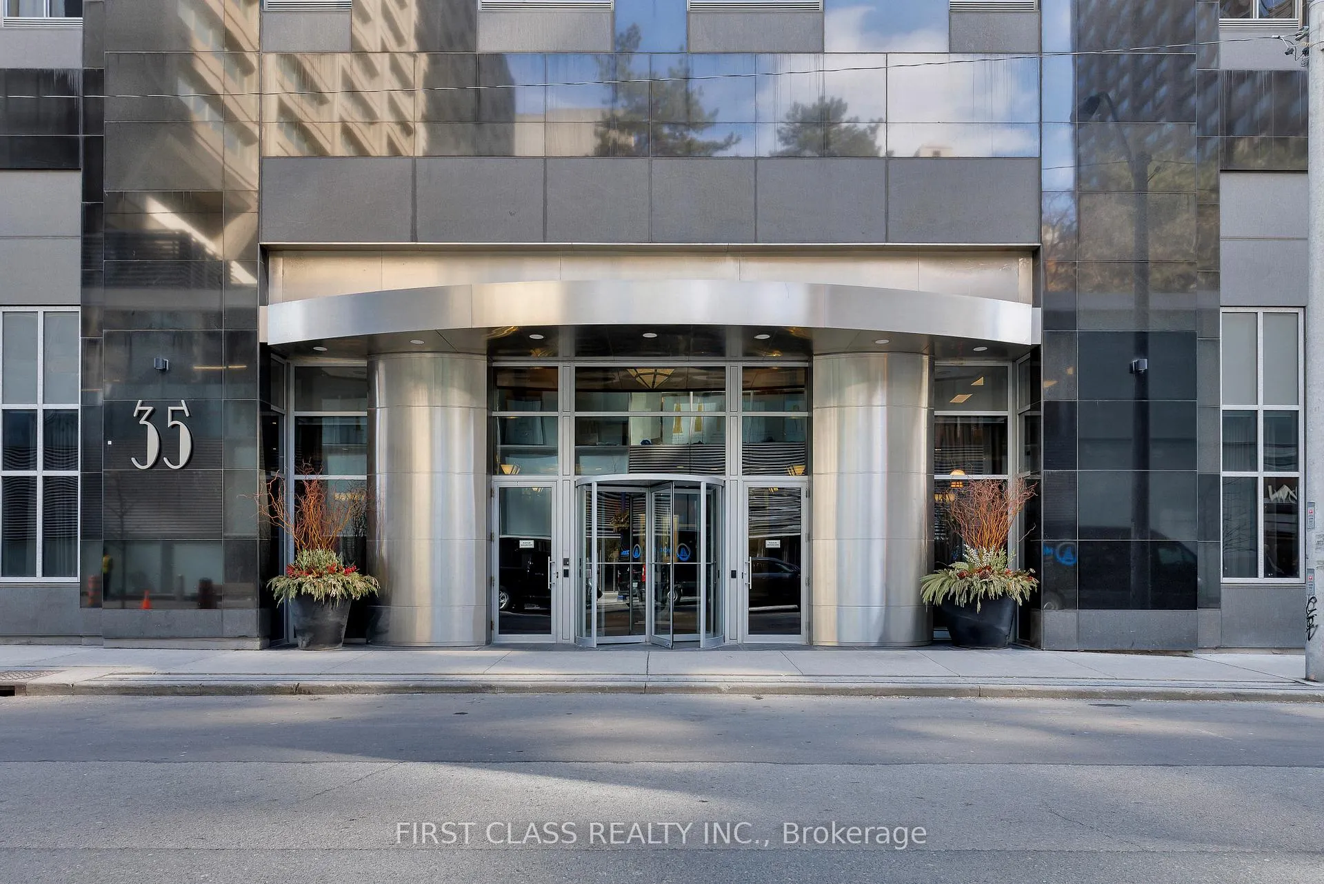 Front of Unit 2208, 35 Balmuto Street