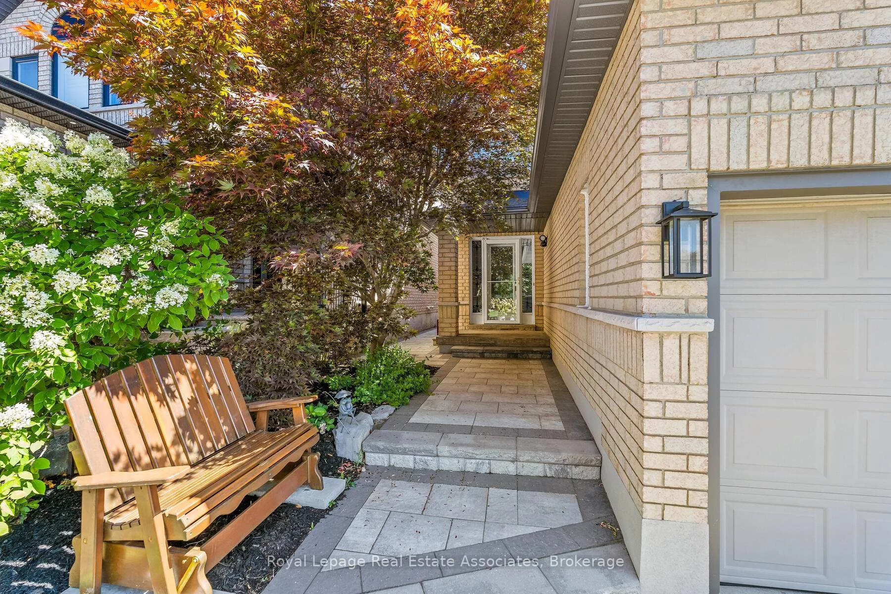 Photo 2 of 27 Royal Ridge Crescent, Vaughan, Maple — HOMEH