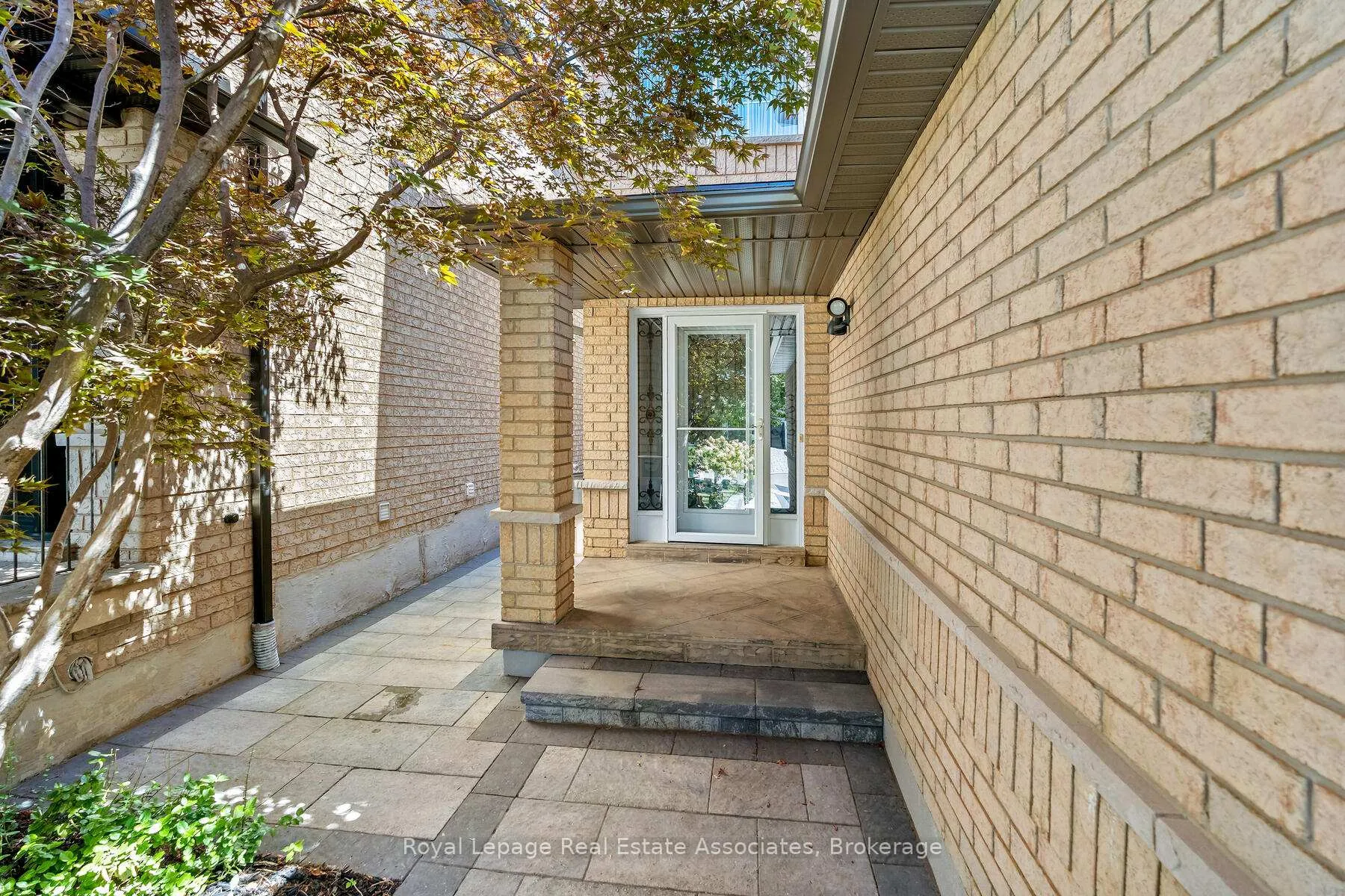 Photo 3 of 27 Royal Ridge Crescent, Vaughan, Maple — HOMEH