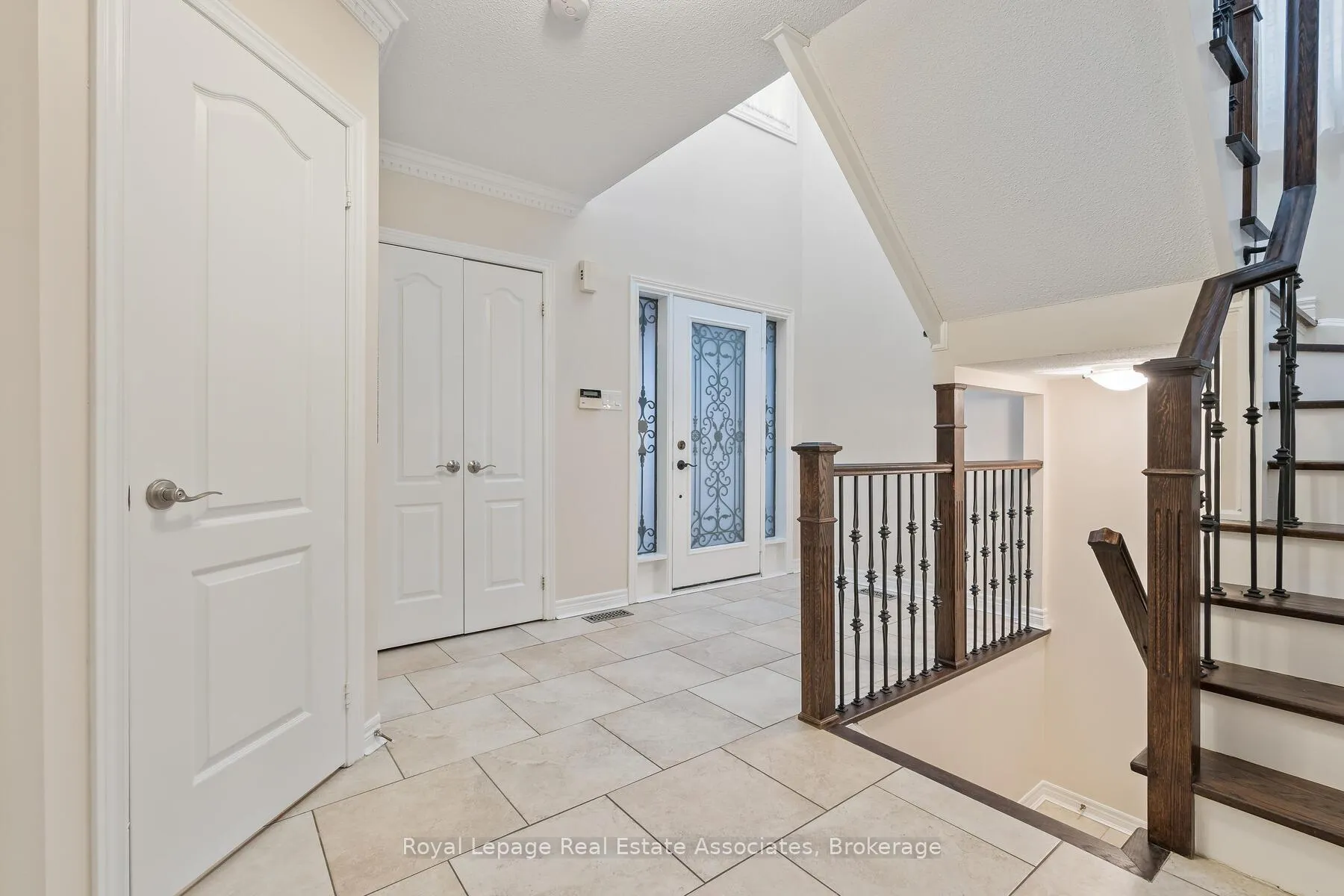 Photo 4 of 27 Royal Ridge Crescent, Vaughan, Maple — HOMEH