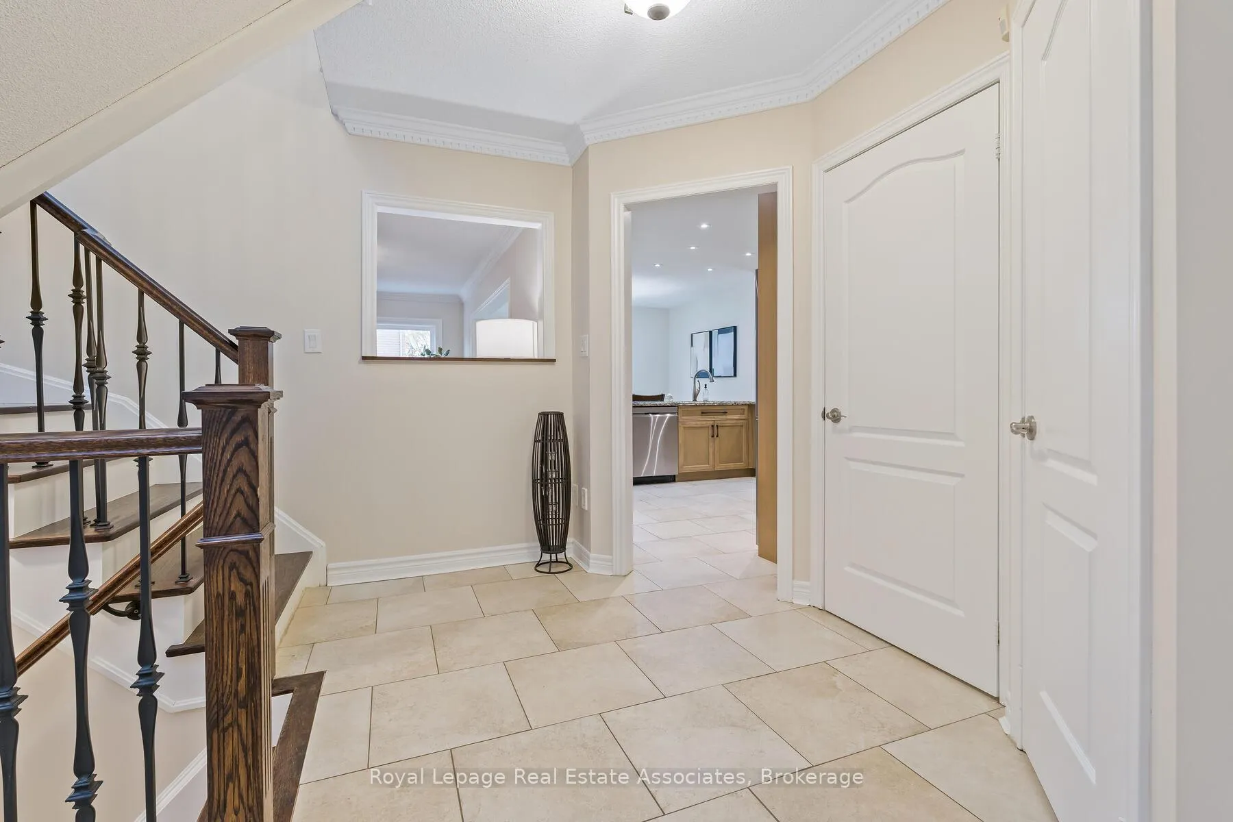 Photo 5 of 27 Royal Ridge Crescent, Vaughan, Maple — HOMEH
