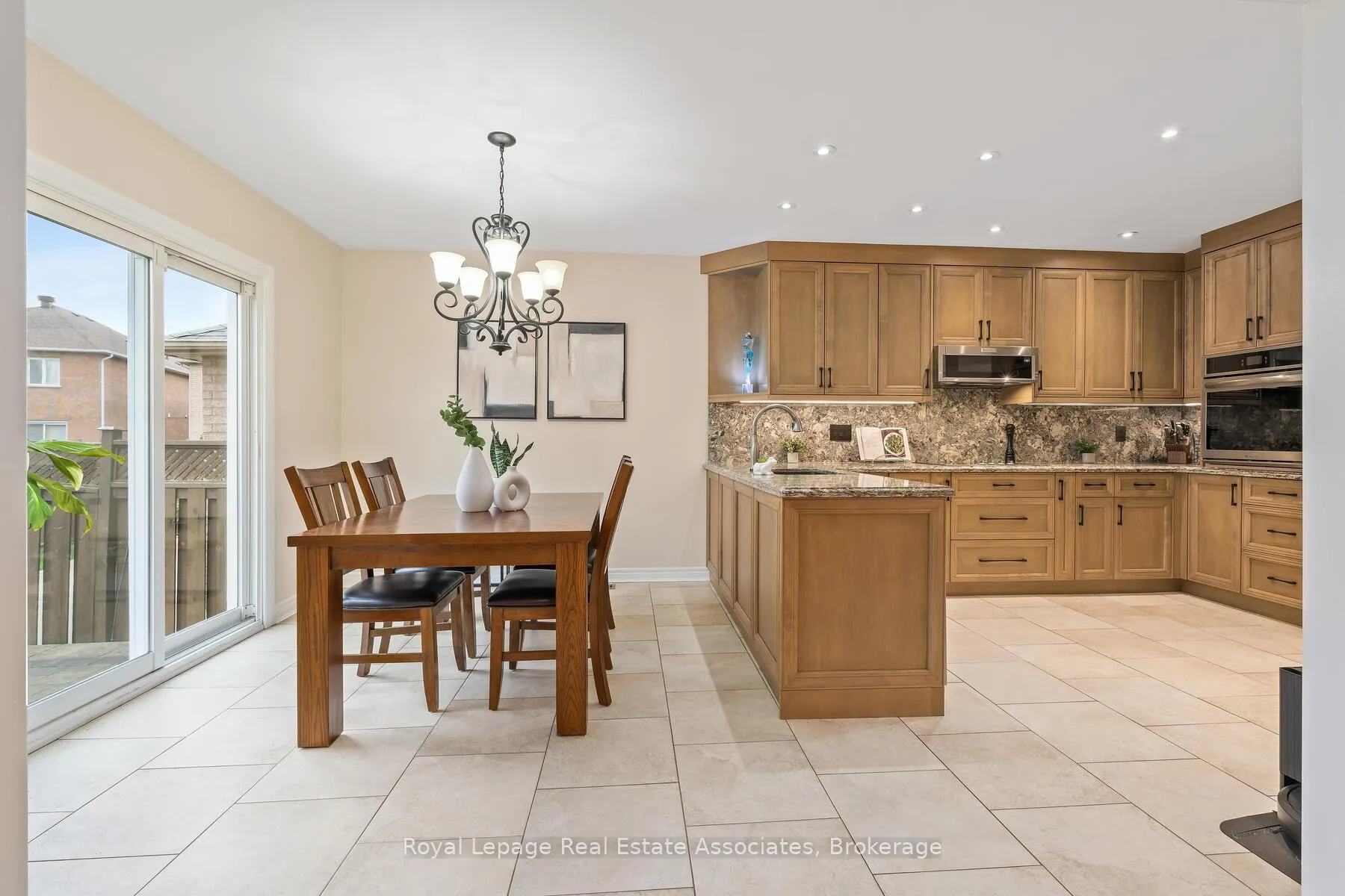 Photo 6 of 27 Royal Ridge Crescent, Vaughan, Maple — HOMEH