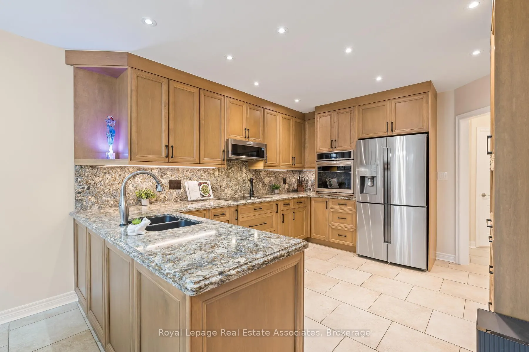 Photo 7 of 27 Royal Ridge Crescent, Vaughan, Maple — HOMEH