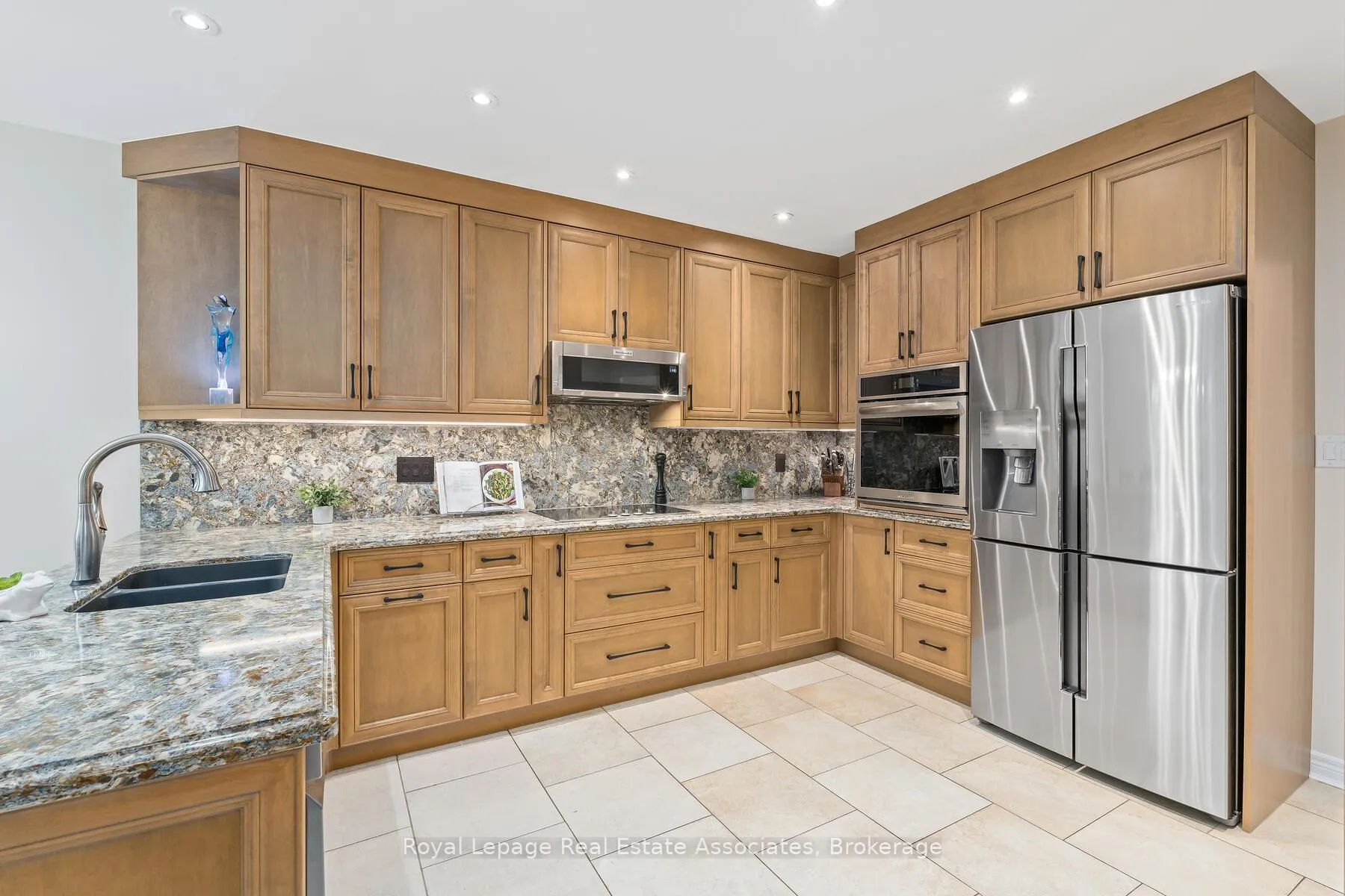 Photo 8 of 27 Royal Ridge Crescent, Vaughan, Maple — HOMEH