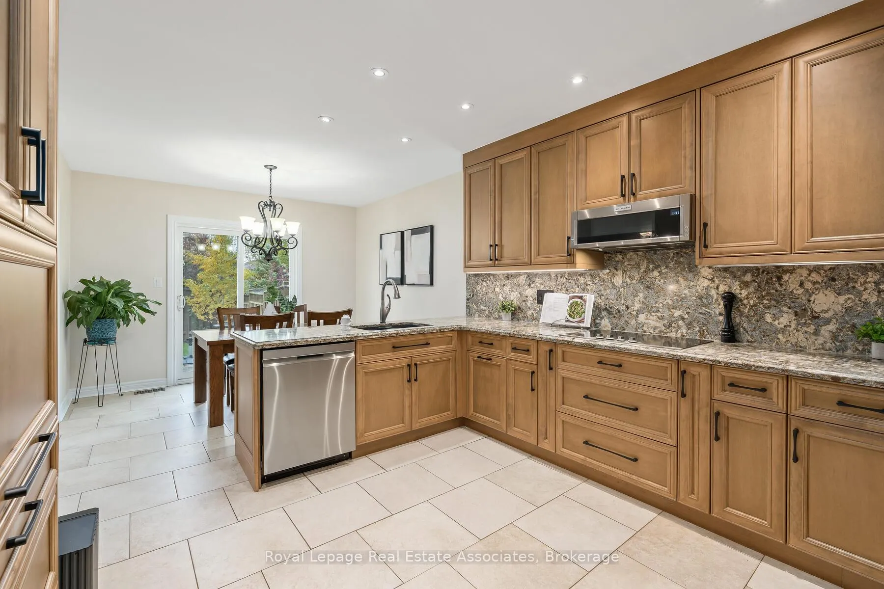 Photo 9 of 27 Royal Ridge Crescent, Vaughan, Maple — HOMEH