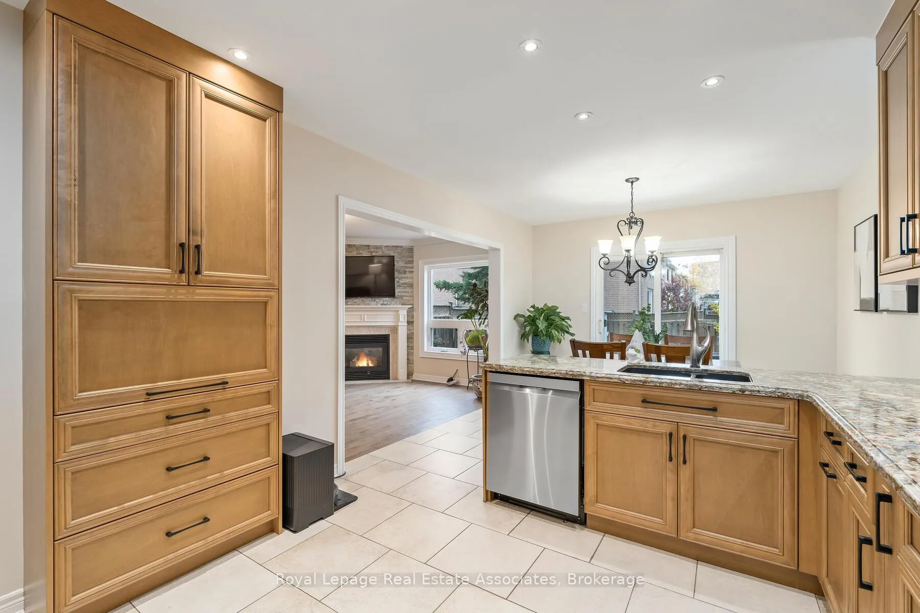 Photo 10 of 27 Royal Ridge Crescent, Vaughan, Maple — HOMEH
