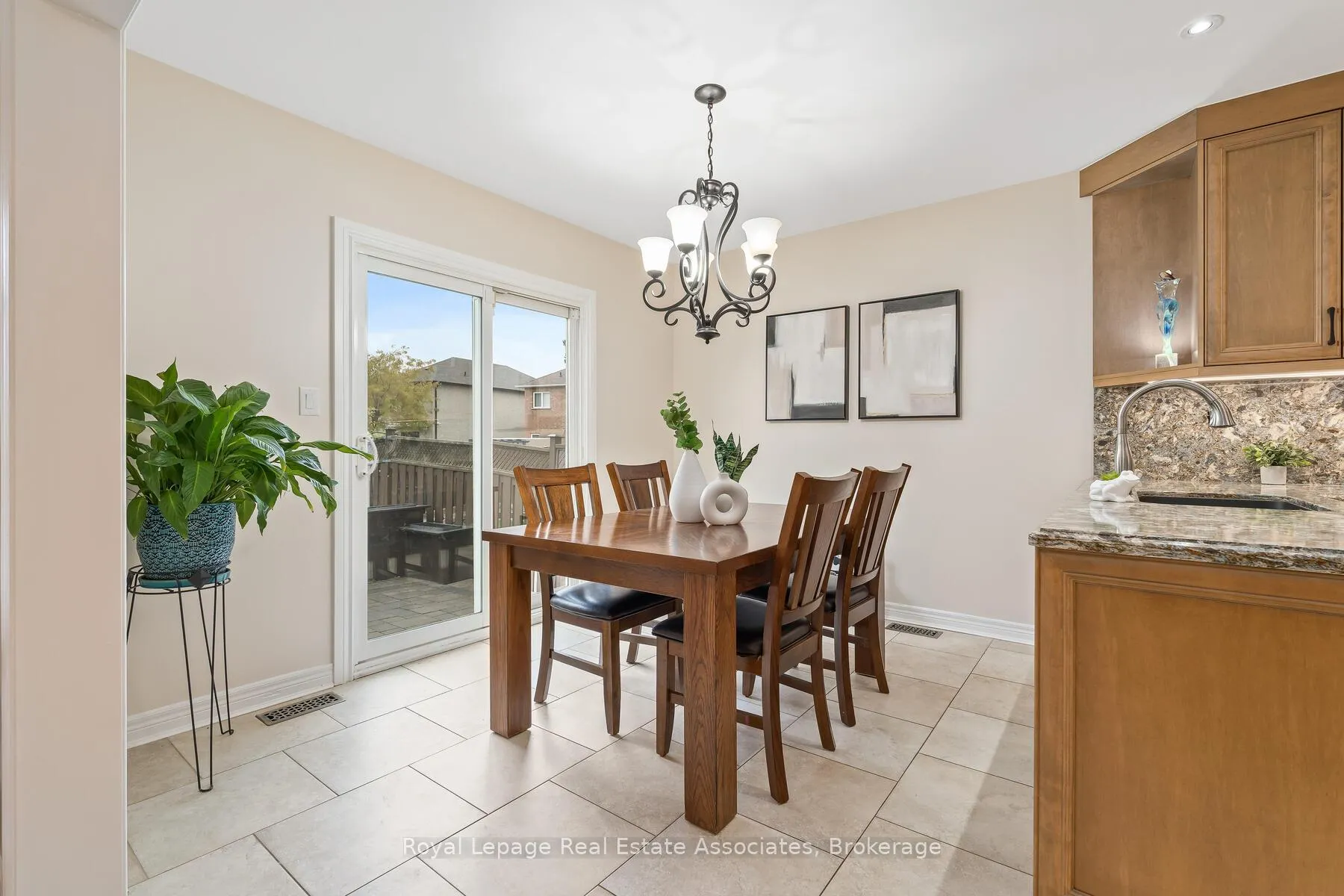 Photo 11 of 27 Royal Ridge Crescent, Vaughan, Maple — HOMEH