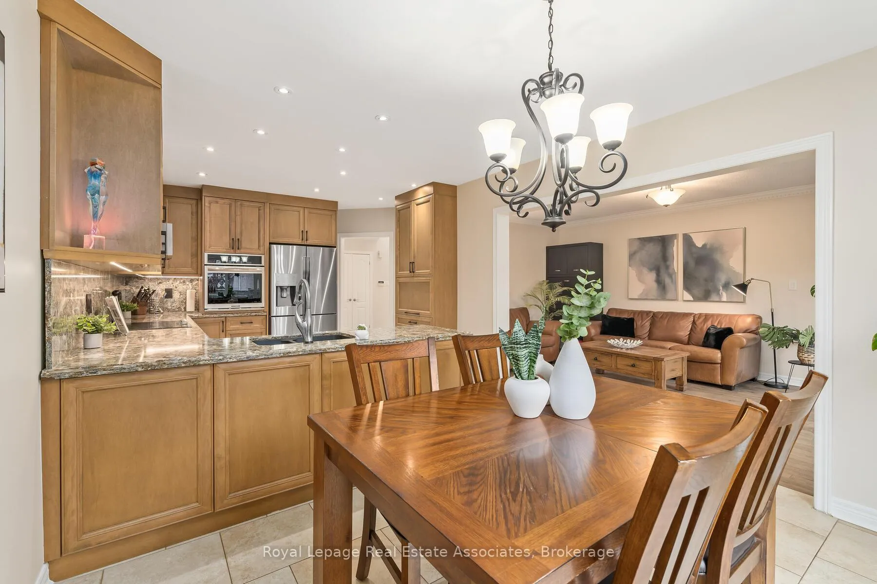 Photo 12 of 27 Royal Ridge Crescent, Vaughan, Maple — HOMEH