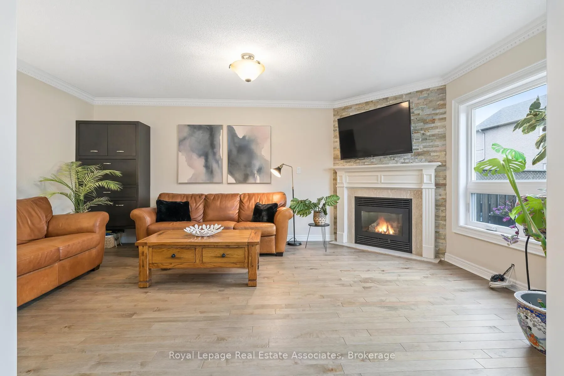Photo 13 of 27 Royal Ridge Crescent, Vaughan, Maple — HOMEH