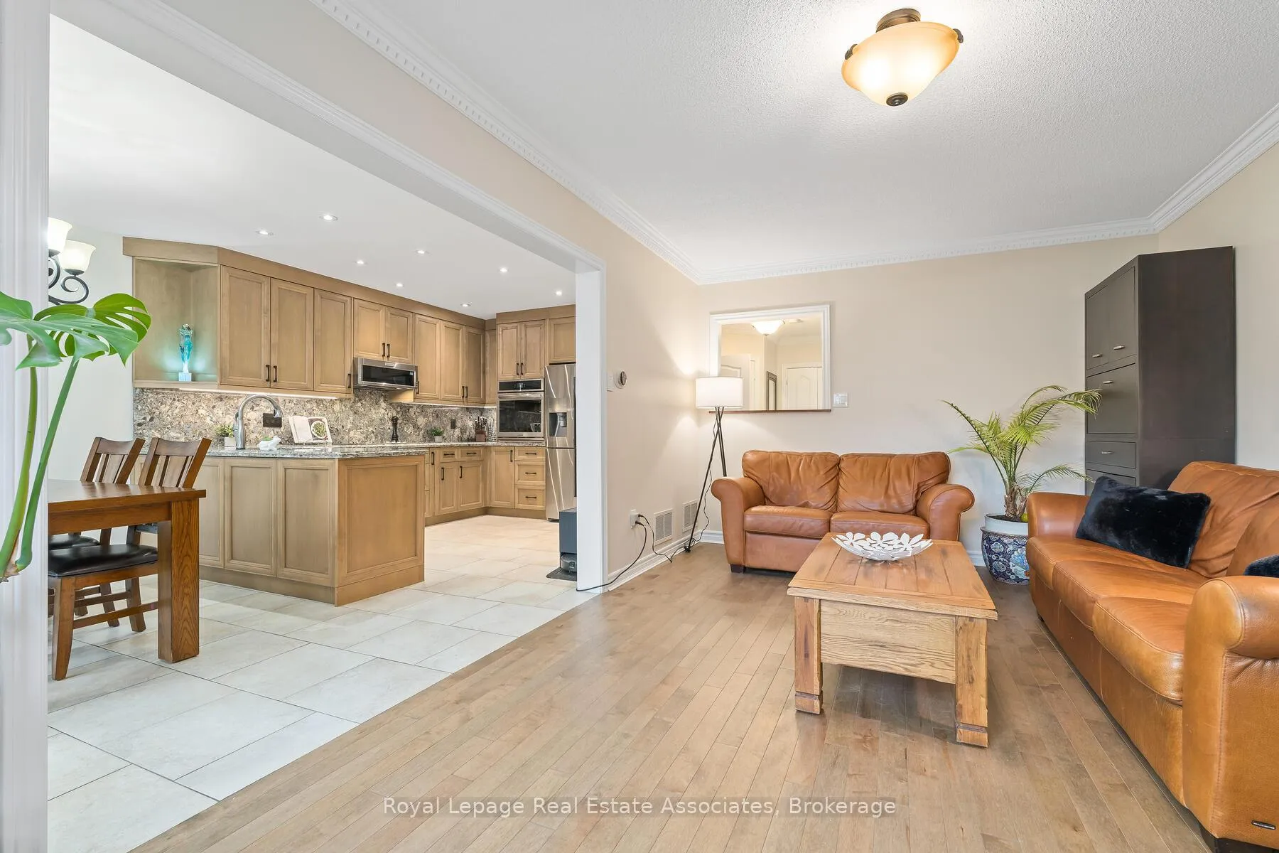 Photo 15 of 27 Royal Ridge Crescent, Vaughan, Maple — HOMEH