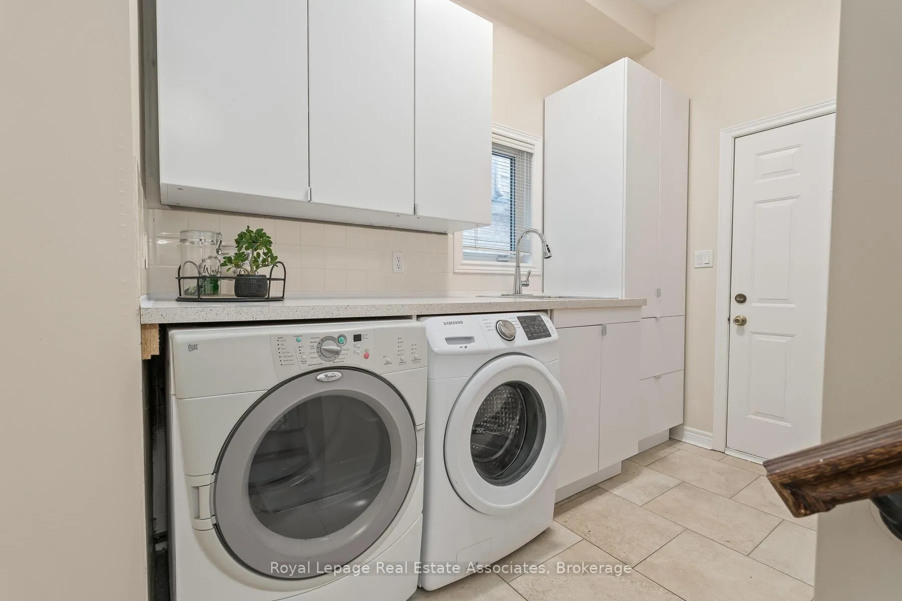 Photo 17 of 27 Royal Ridge Crescent, Vaughan, Maple — HOMEH