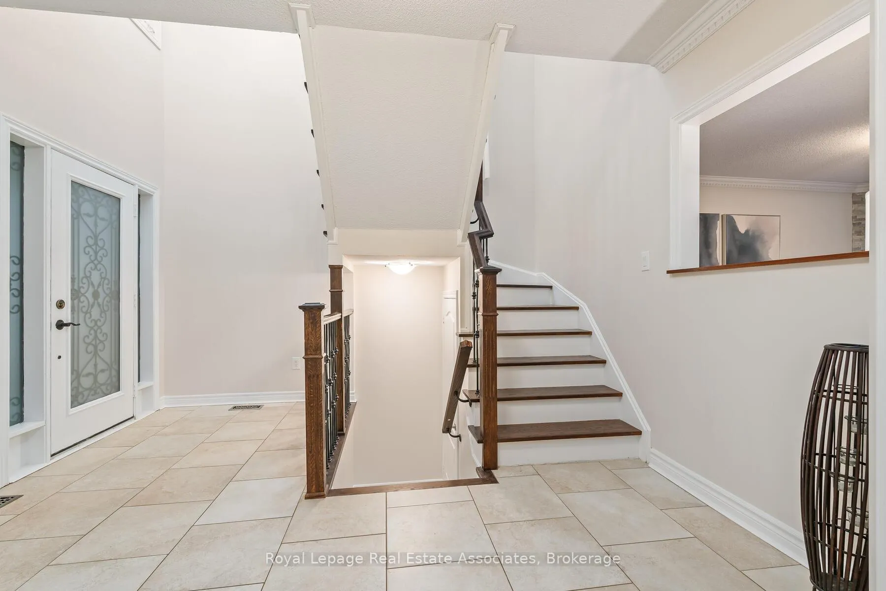 Photo 18 of 27 Royal Ridge Crescent, Vaughan, Maple — HOMEH