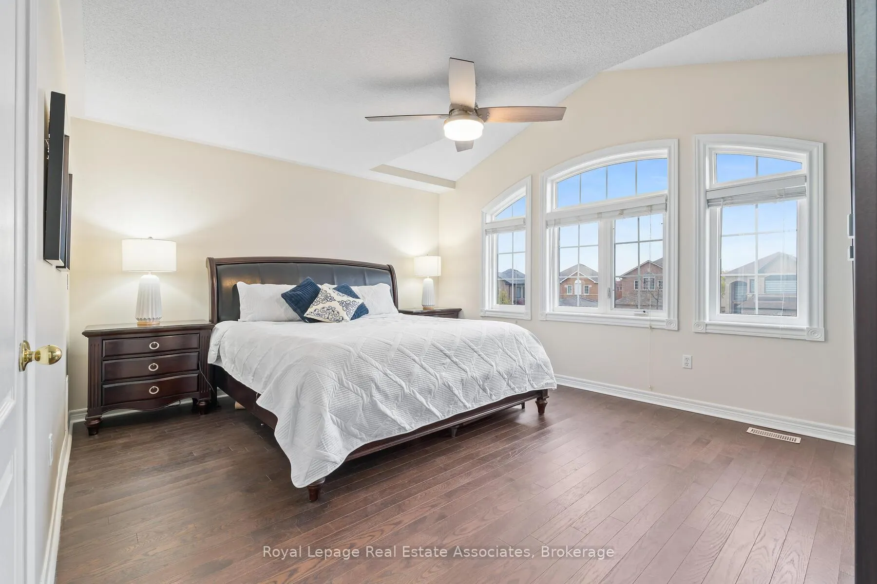 Photo 20 of 27 Royal Ridge Crescent, Vaughan, Maple — HOMEH