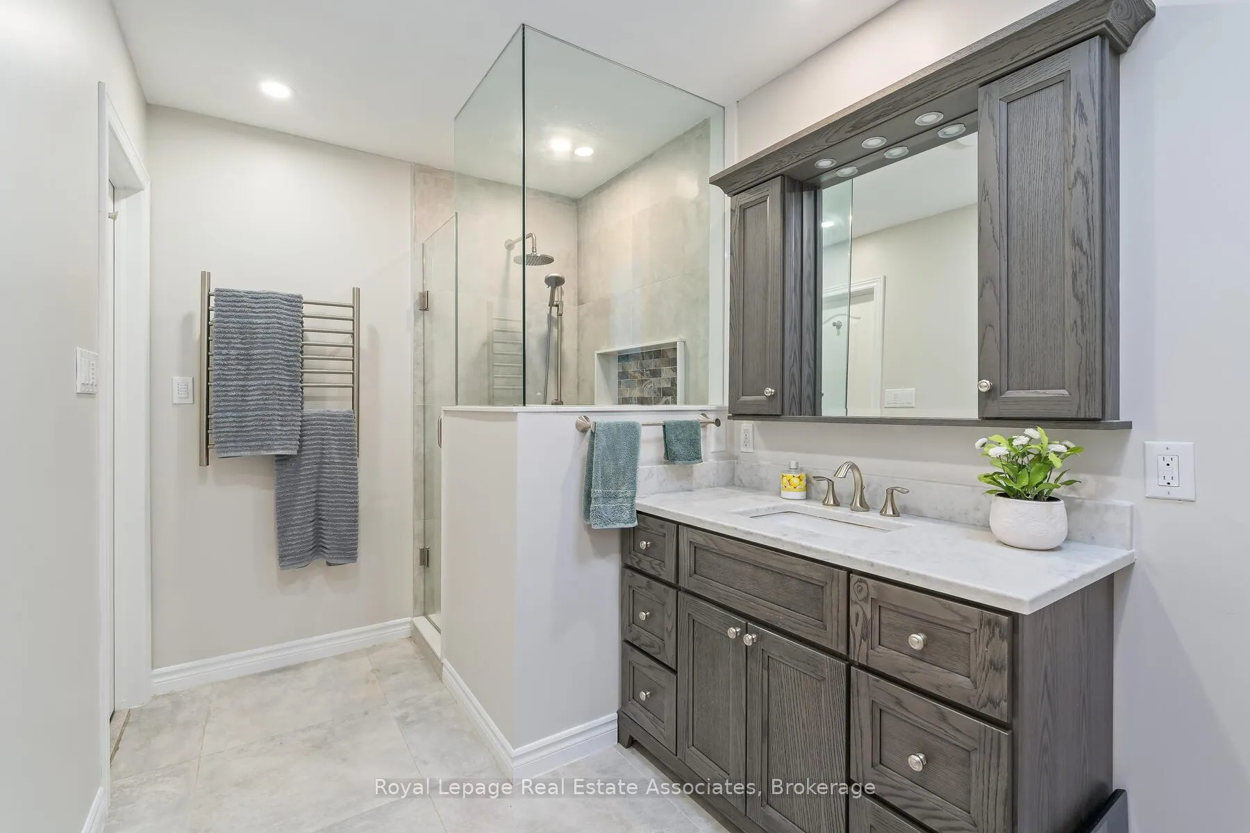 Photo 22 of 27 Royal Ridge Crescent, Vaughan, Maple — HOMEH