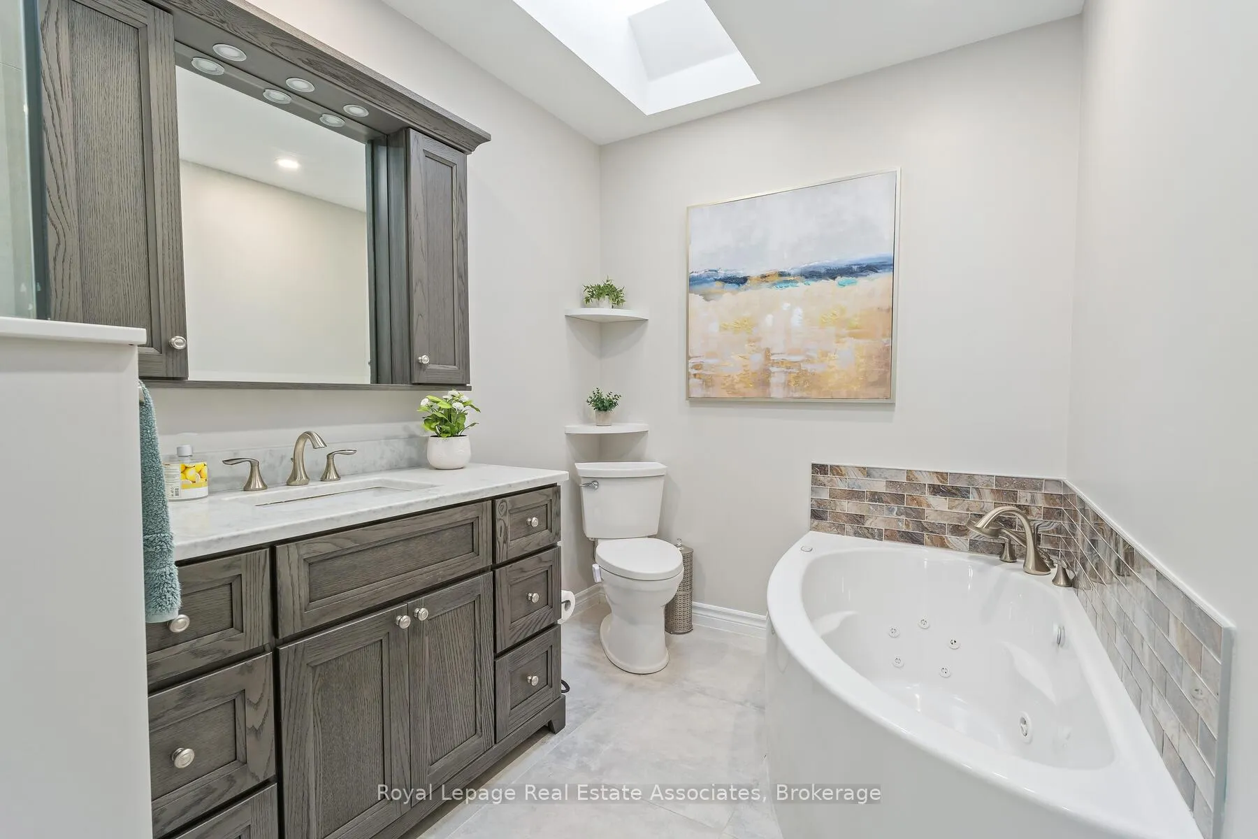 Photo 23 of 27 Royal Ridge Crescent, Vaughan, Maple — HOMEH
