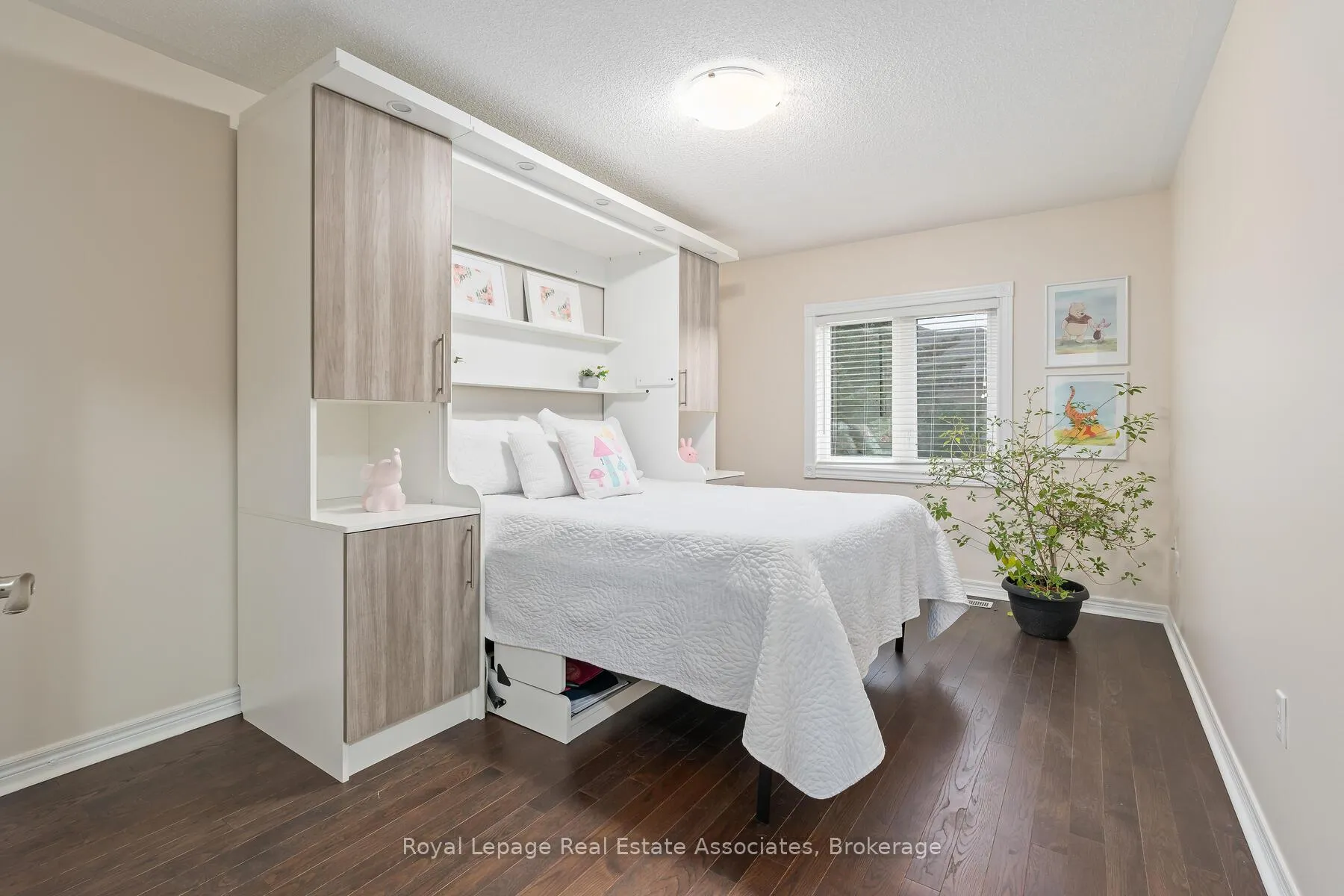 Photo 24 of 27 Royal Ridge Crescent, Vaughan, Maple — HOMEH