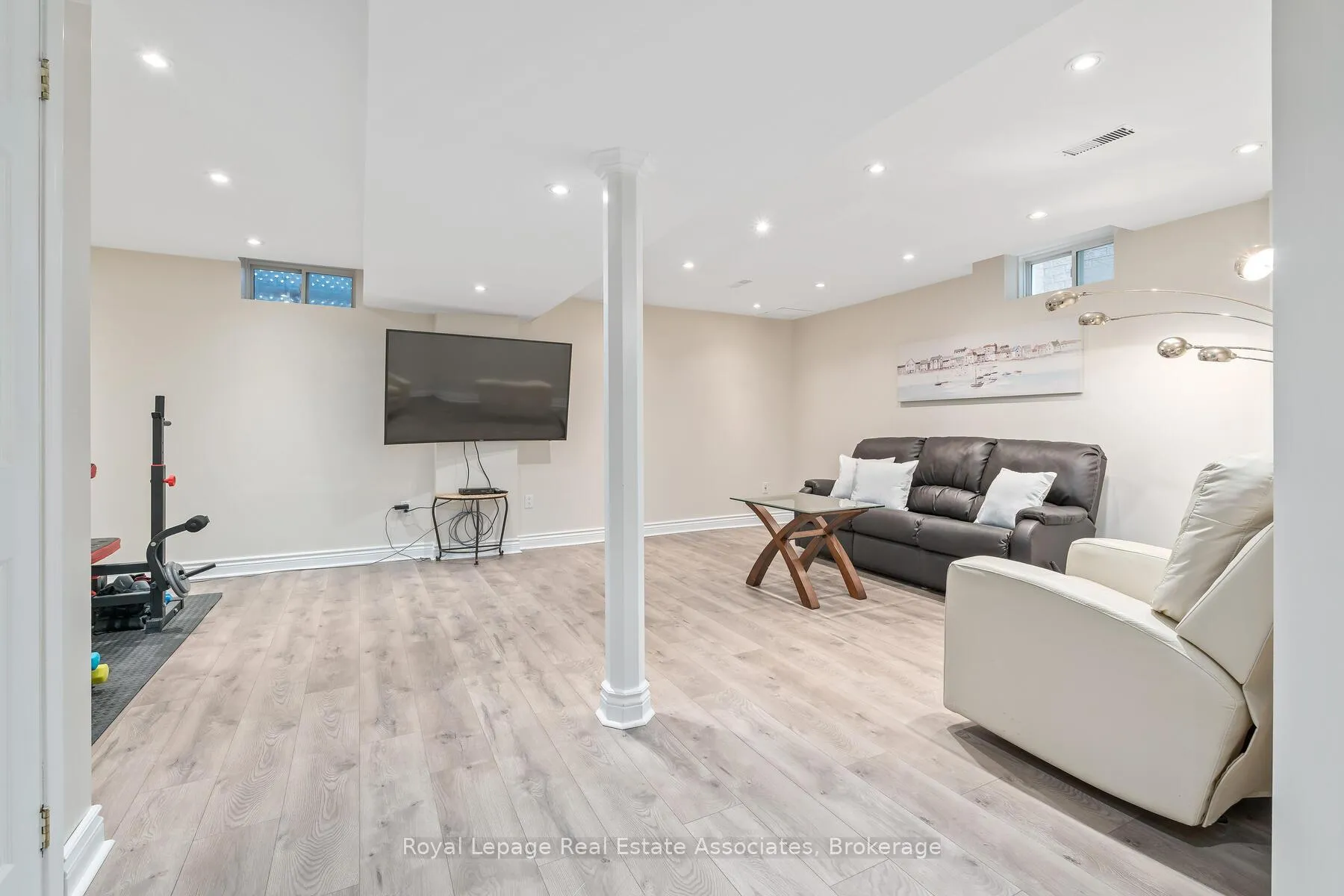 Photo 28 of 27 Royal Ridge Crescent, Vaughan, Maple — HOMEH