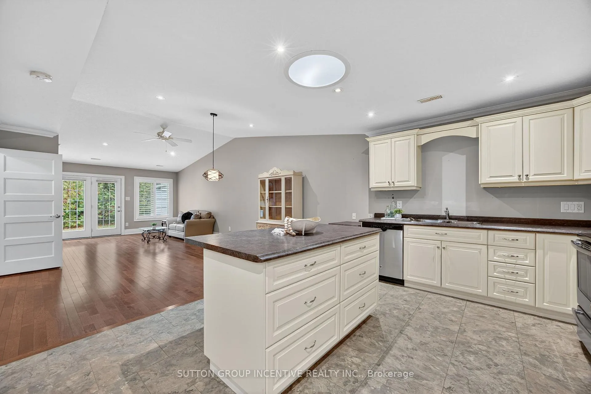 Photo 5 of 53 Clover Crescent, Wasaga Beach — HOMEH