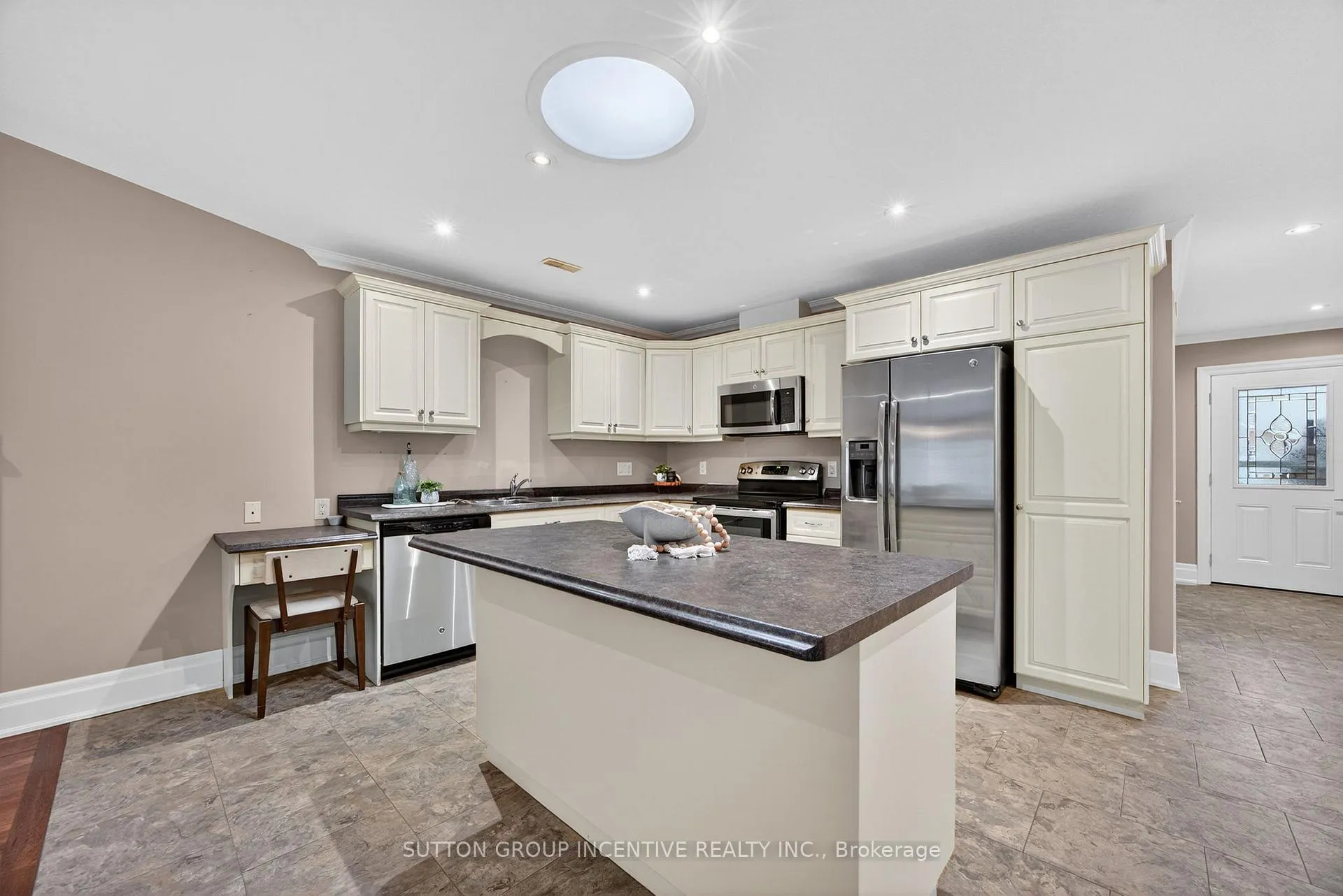 Photo 6 of 53 Clover Crescent, Wasaga Beach — HOMEH
