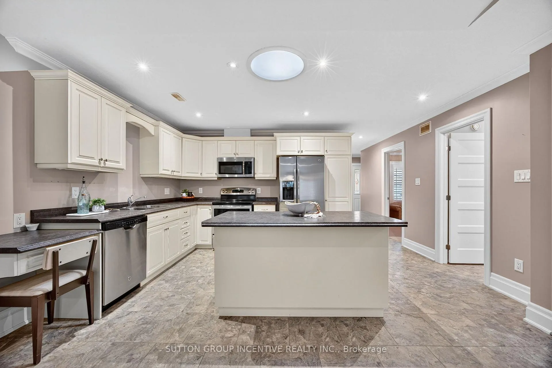 Photo 7 of 53 Clover Crescent, Wasaga Beach — HOMEH