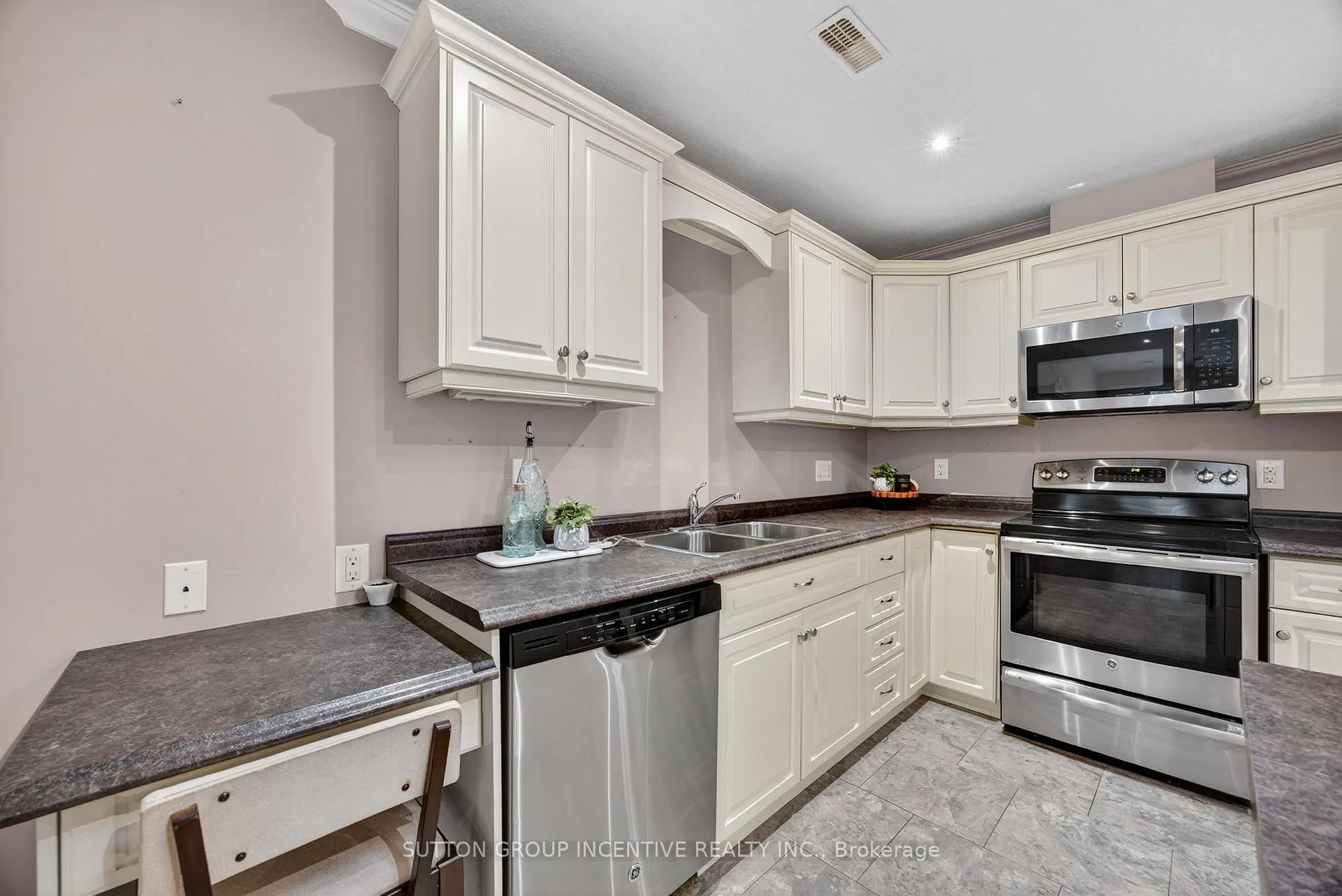 Photo 8 of 53 Clover Crescent, Wasaga Beach — HOMEH