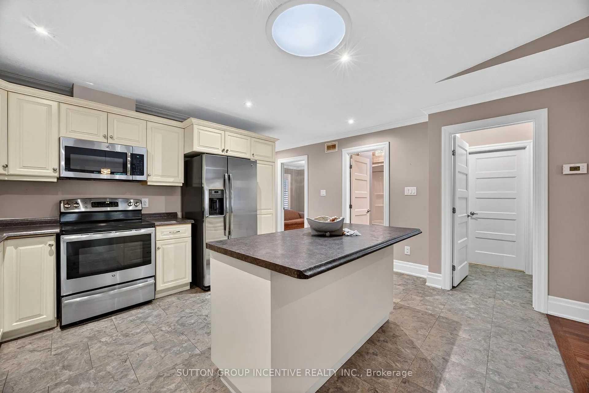 Photo 9 of 53 Clover Crescent, Wasaga Beach — HOMEH