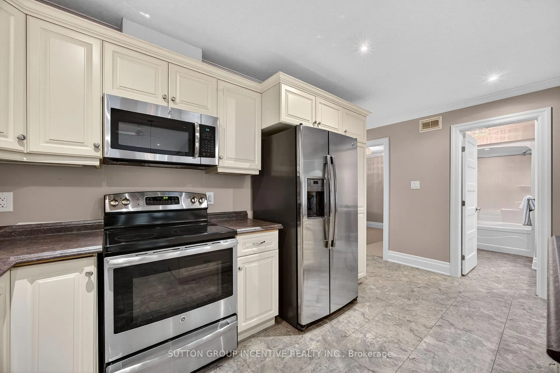 Photo 10 of 53 Clover Crescent, Wasaga Beach — HOMEH